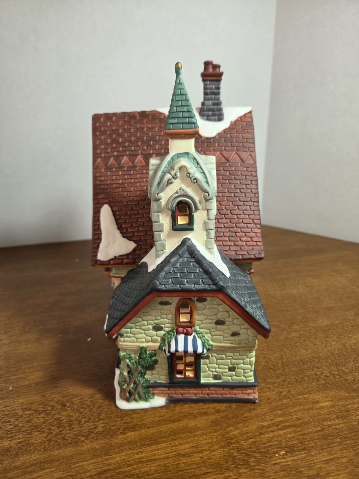 Santa’s Workbench Victorian Series Whispering Pines Tavern Without Box And Light