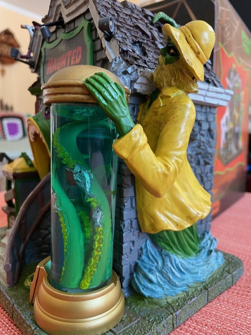 Lemax Spooky Town “Haunted Aquarium” Brand New- Lighted Village Collectible