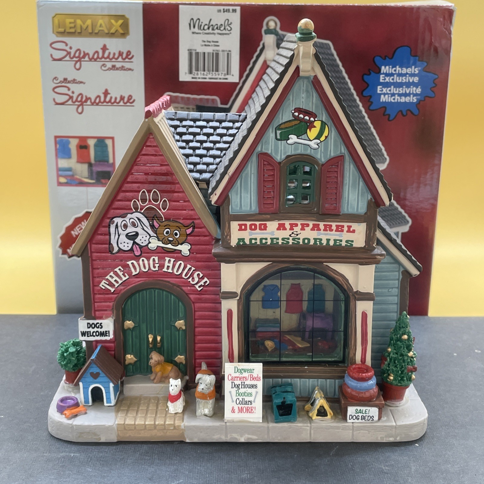 New in Box~2015 Lemax, The Dog House Village House Apparel & Accessories #55978