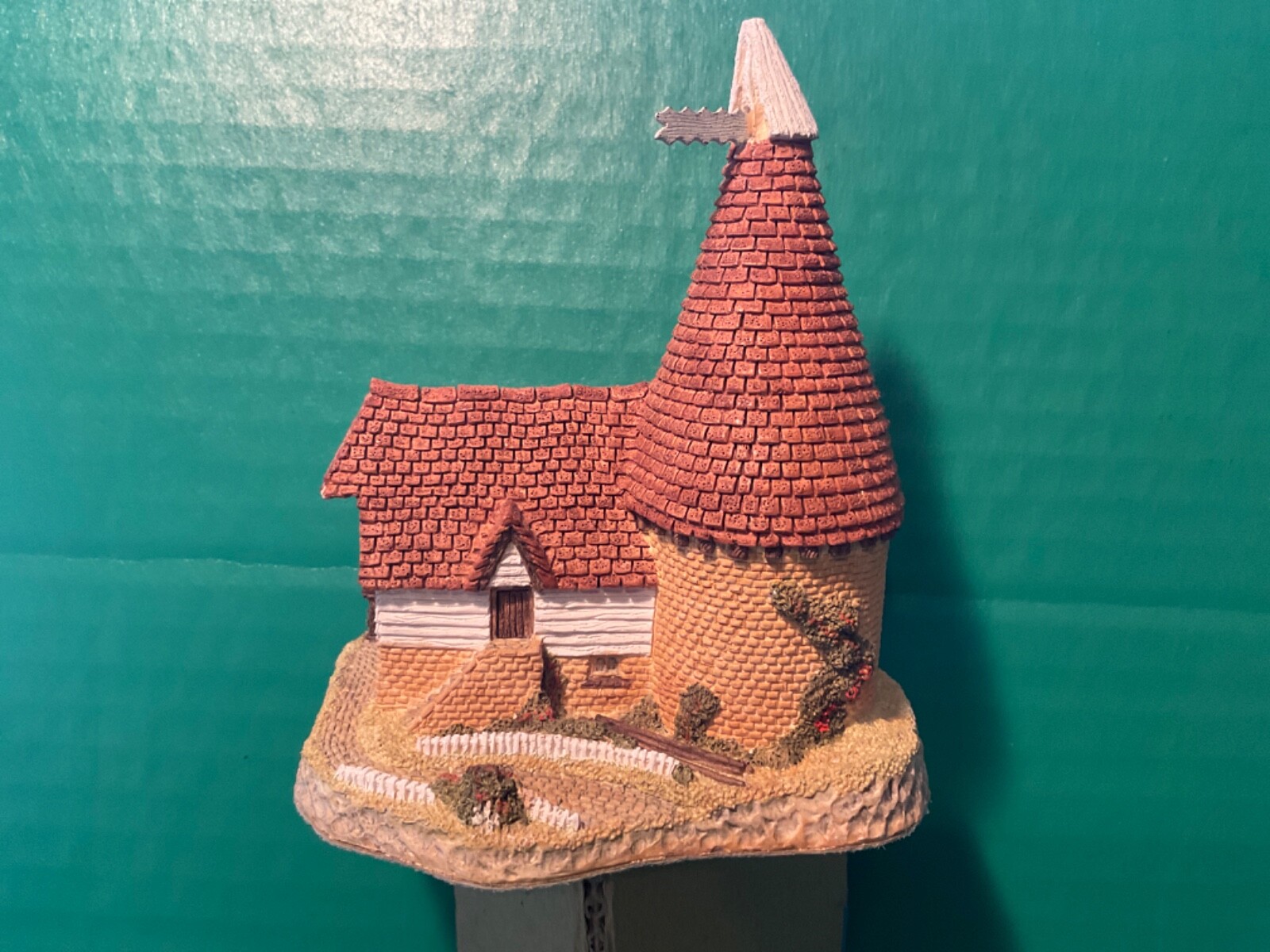 SINGLE OAST – by David Winter 1981 with box & COA Hand Made Hand Painted