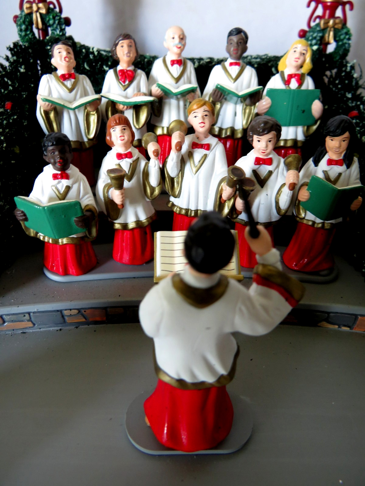 Replacement DEPT 56 Village Holiday Singers 52505 Retd Display FOR PARTS