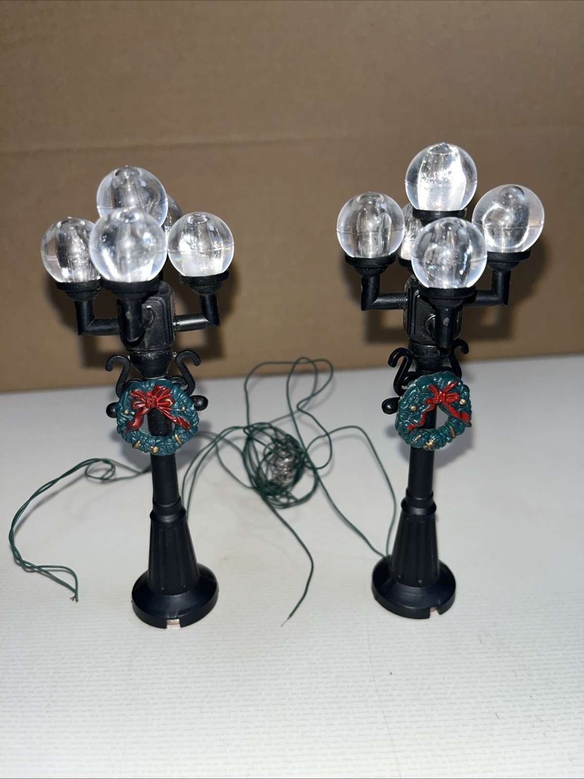 Christmas Village Victorian Street Lampposts Wreath Not Working Decoration Only