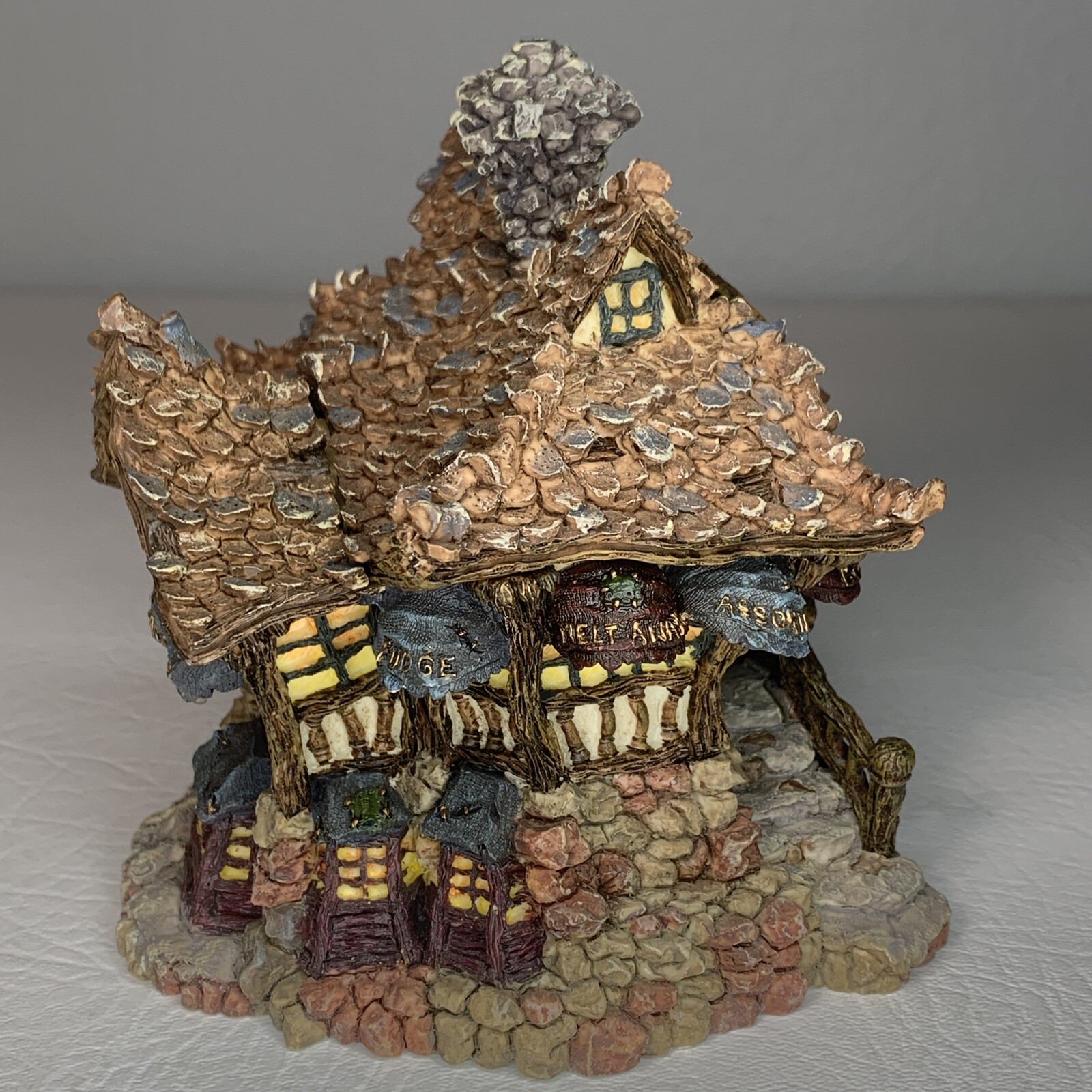 Boyd’s Town Cocoa’s House of Chocolate with pc #3E/2388 with box & certificate