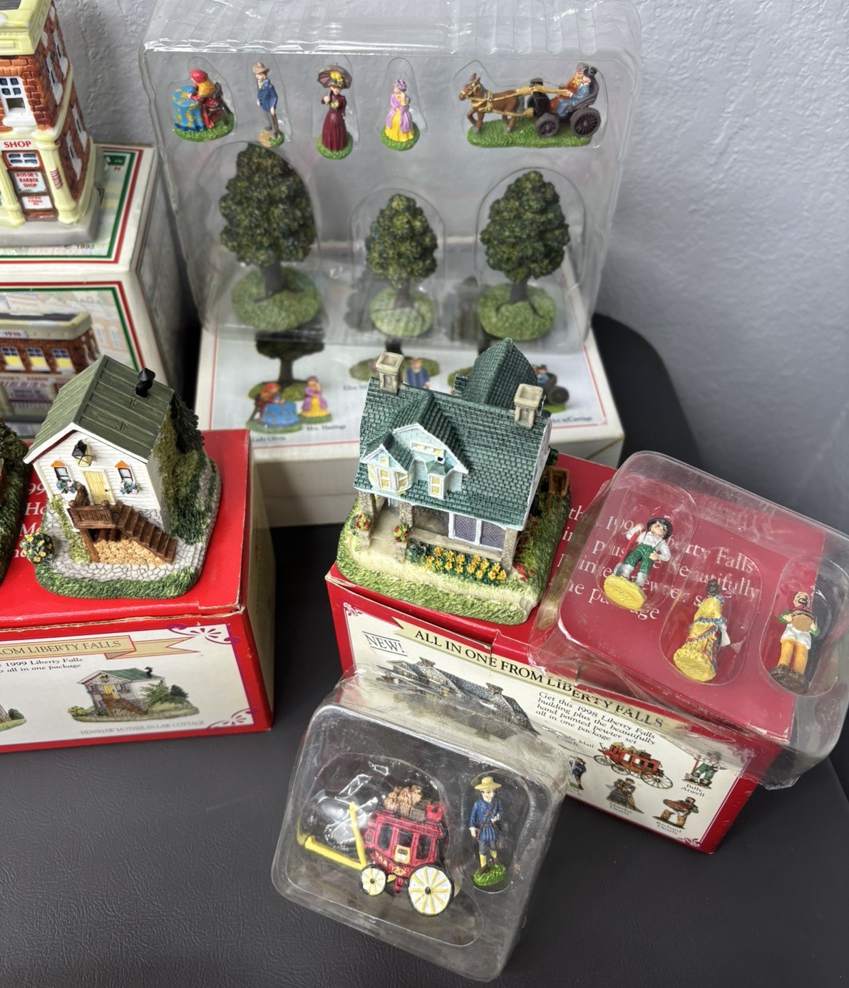 Liberty Falls Collection Miniature Buildings & Figures 1993-02 Mixed lot of 15