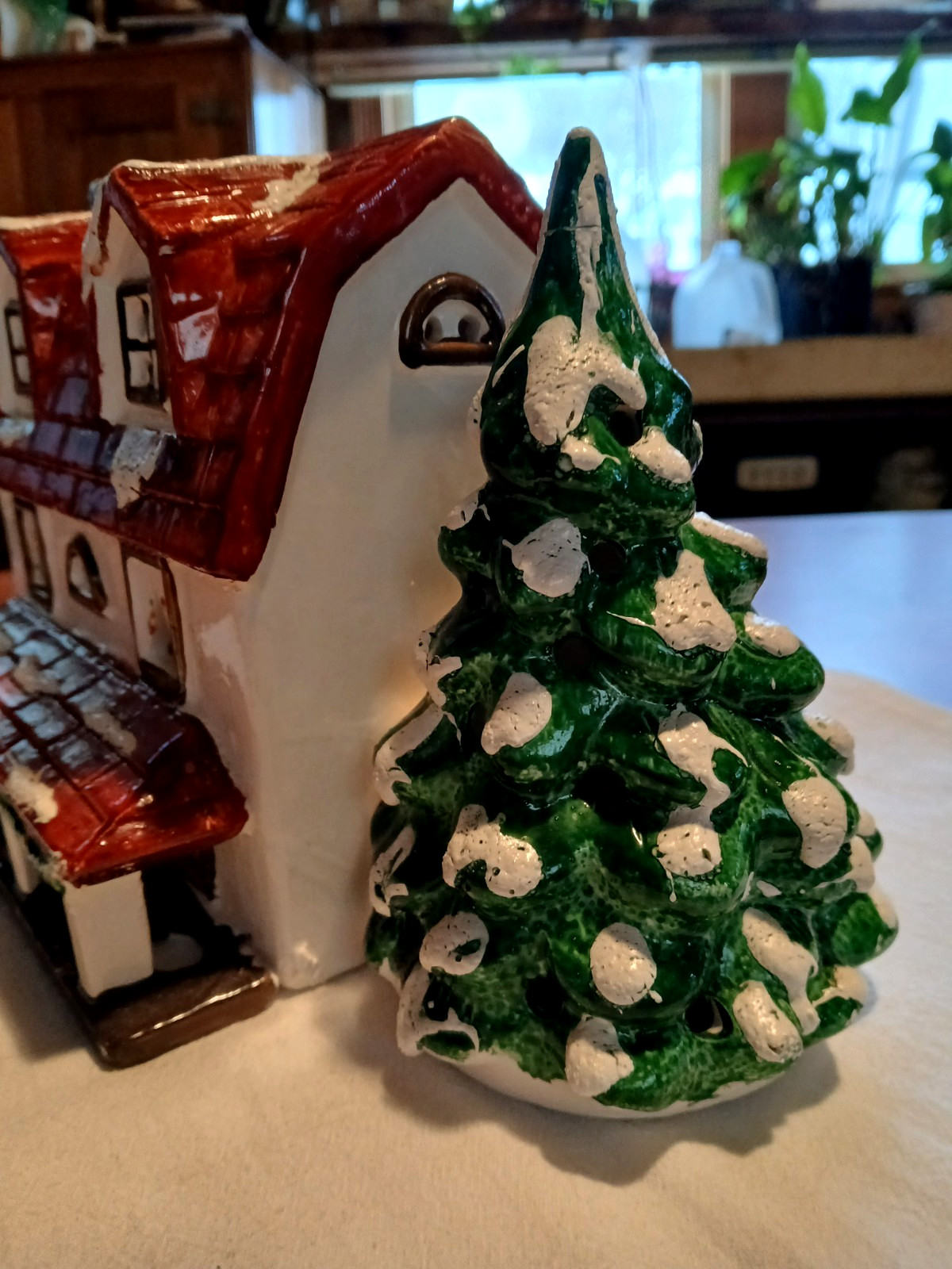 1980 Dept 56 Colonial Farm House Showhouse Series. No Light Cord or Box. Nice!!