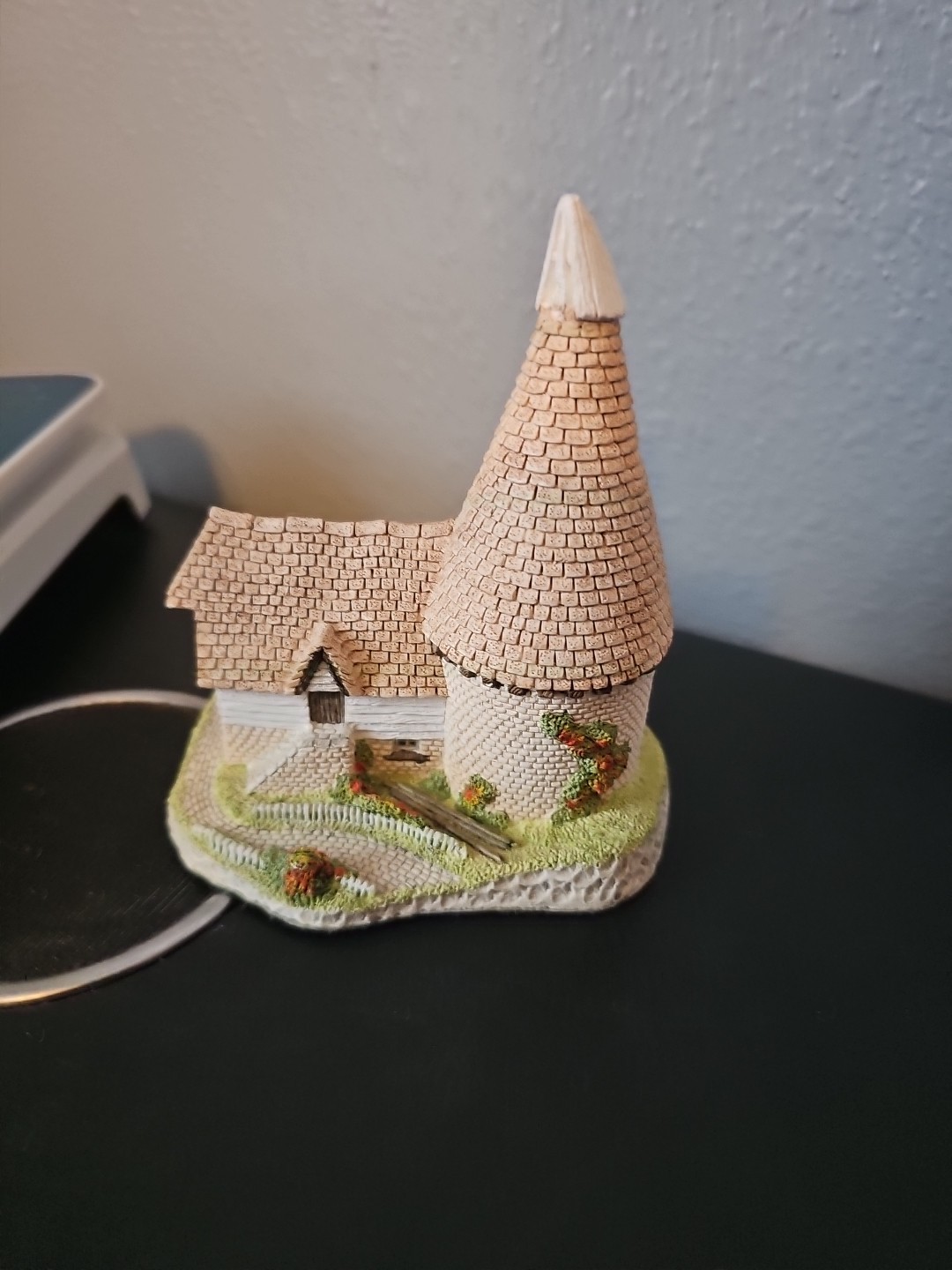 Vintage David Winter Cottage Single Oast 1981