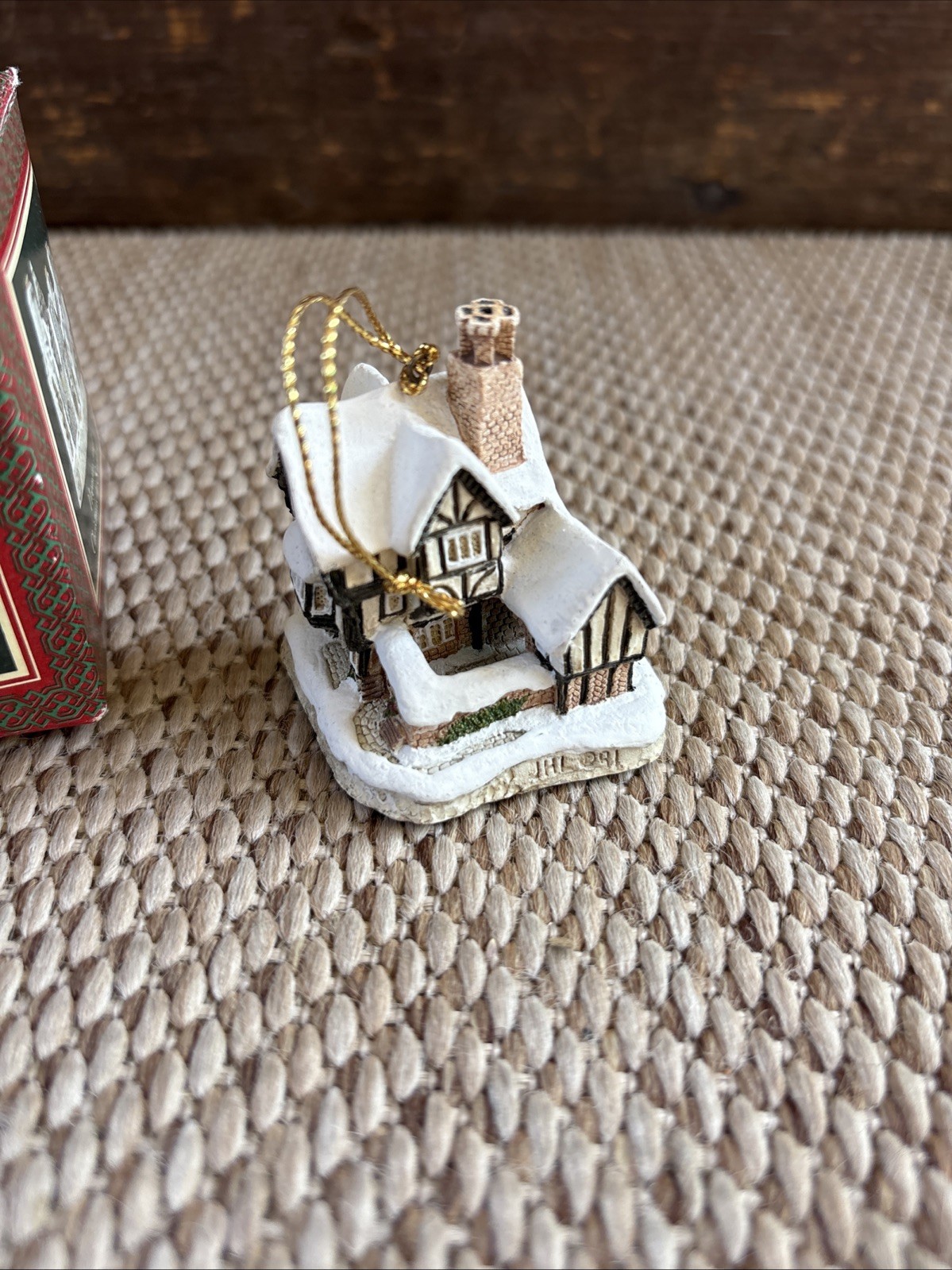 DAVID WINTER COTTAGES MISTER FEZZIWIG’S EMPORIUM CHRISTMAS ORNAMENT