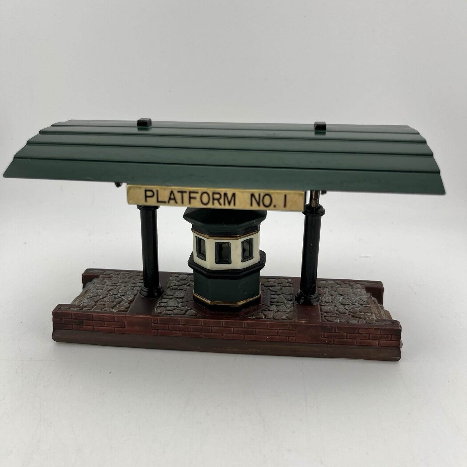 Dept 56 Heritage Village Collection Victoria Station Train Platform 55751 NO BOX
