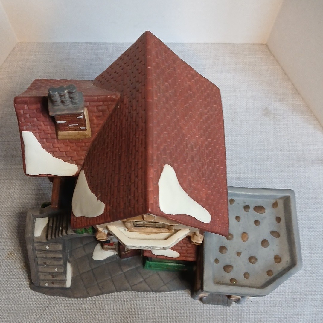 Vintage Holiday Time Village Collectibles P7155 Christmas Decor people in Window
