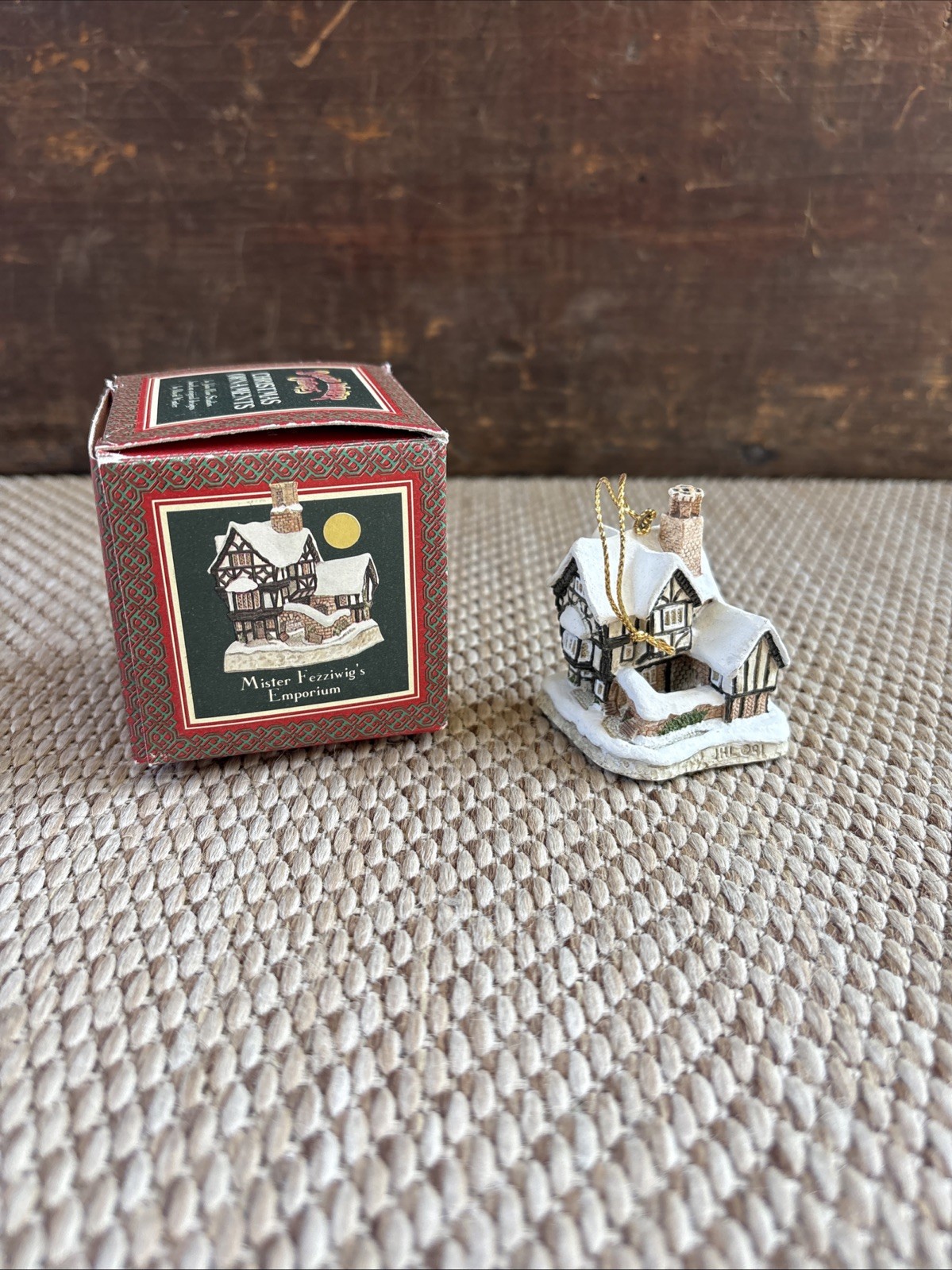 DAVID WINTER COTTAGES MISTER FEZZIWIG’S EMPORIUM CHRISTMAS ORNAMENT