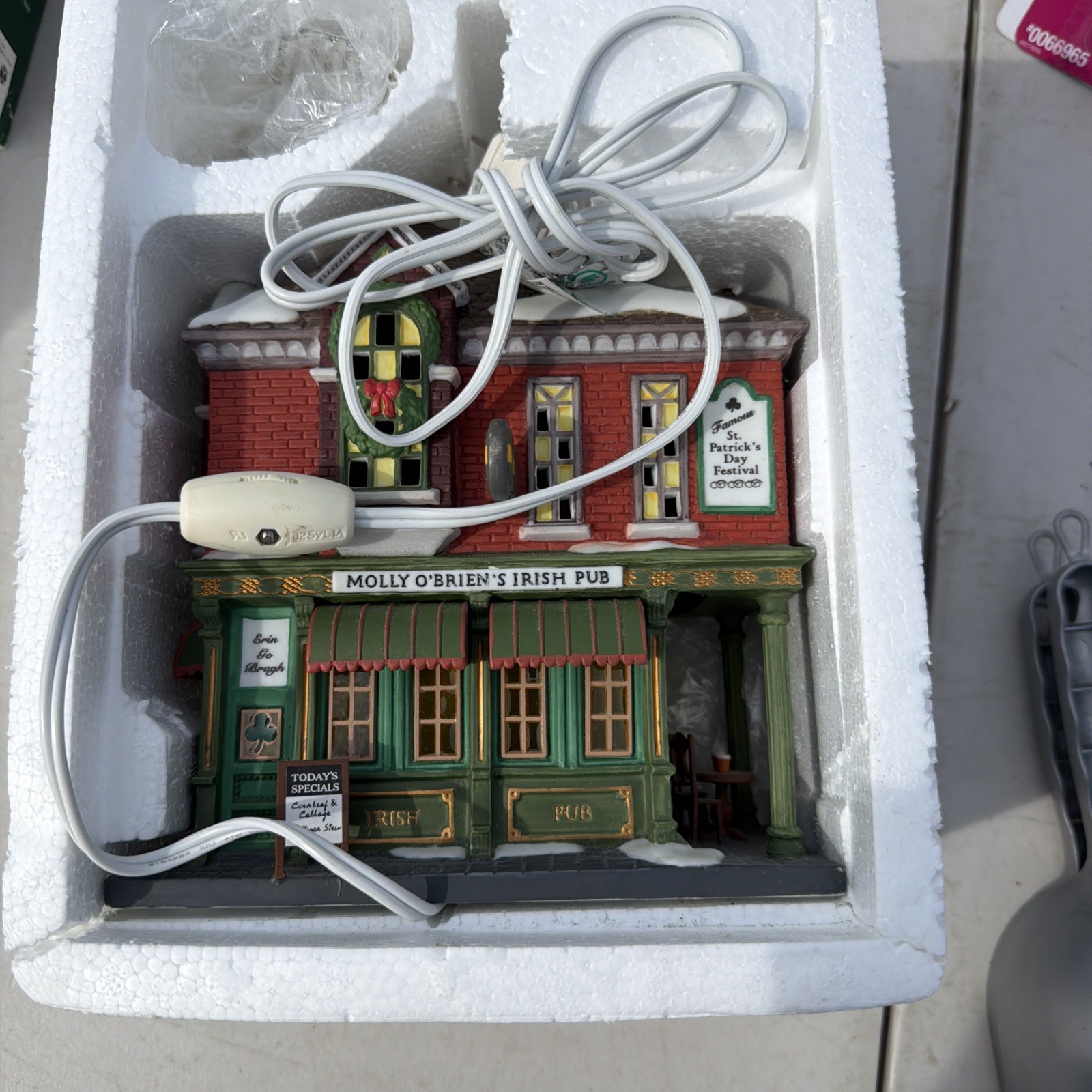 Department 56 Christmas in the City Molly O’Brien’s Irish Pub Village House READ