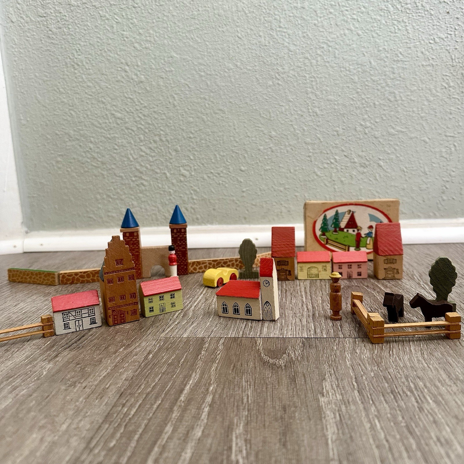 VTG Dregeno East Germany Erzgebirge Putz Wooden Village Miniature Lot Box Figure