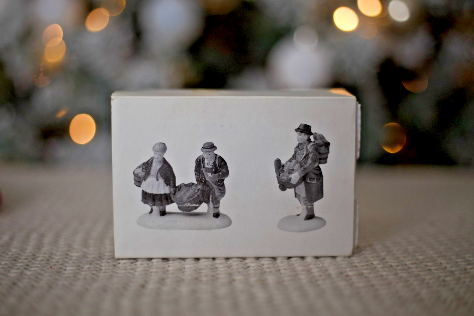 Dept 56 Dickens Village RETIRED Market Lot Bakers Bread Bird Seller (8)
