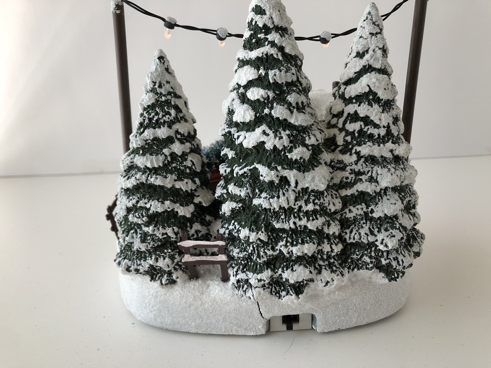 Thomas Kinkade Teleflora Illuminated Christmas Village Family Tree Resin Display