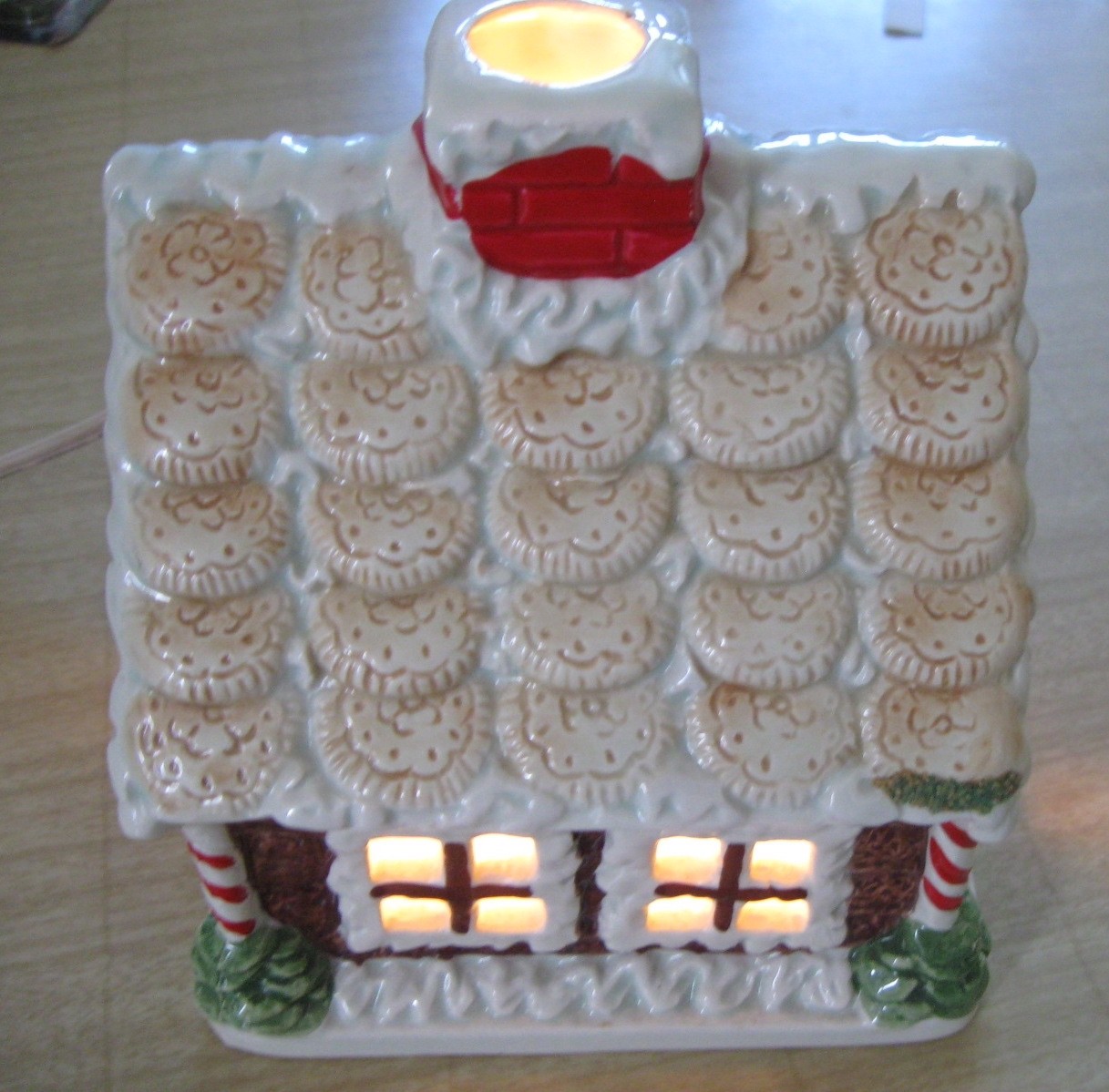 Lighted Gingerbread House Electric Christmas Holiday Ceramic Decoration Taiwan