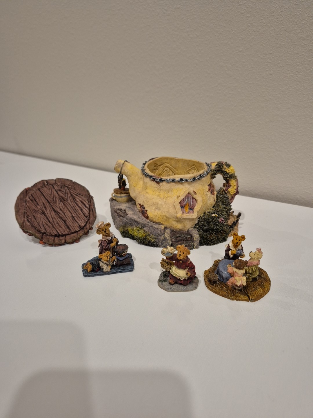 Lot 8 Boyds Town Bearly Built Villages & 31 Mini Figuries