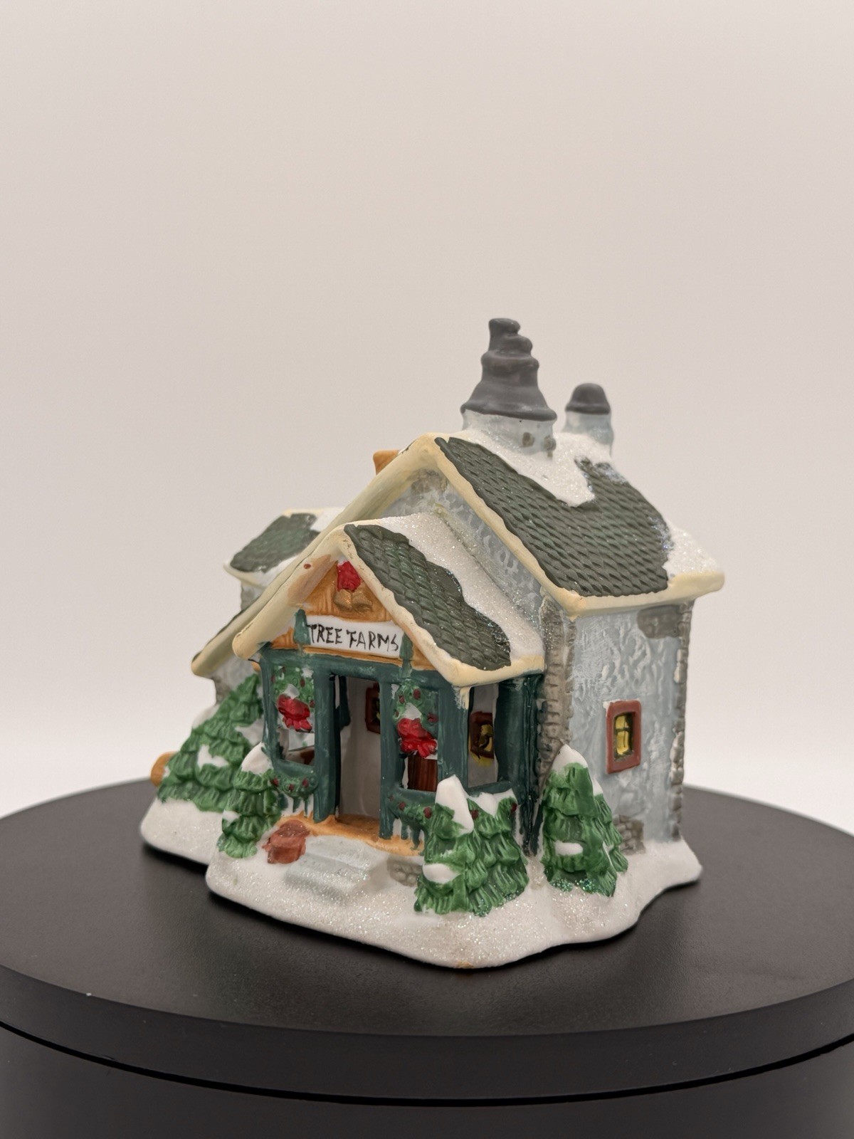 2004 Tree Farms Christmas Village Building – Unknown Brand – B37