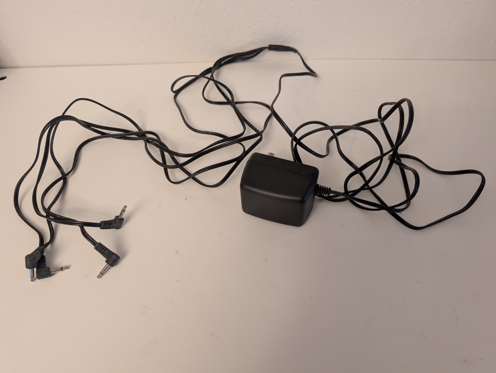 Lemax 3.0 V DC Power Adapter w/ 4 Output Jacks – Black- USED 8′ Long