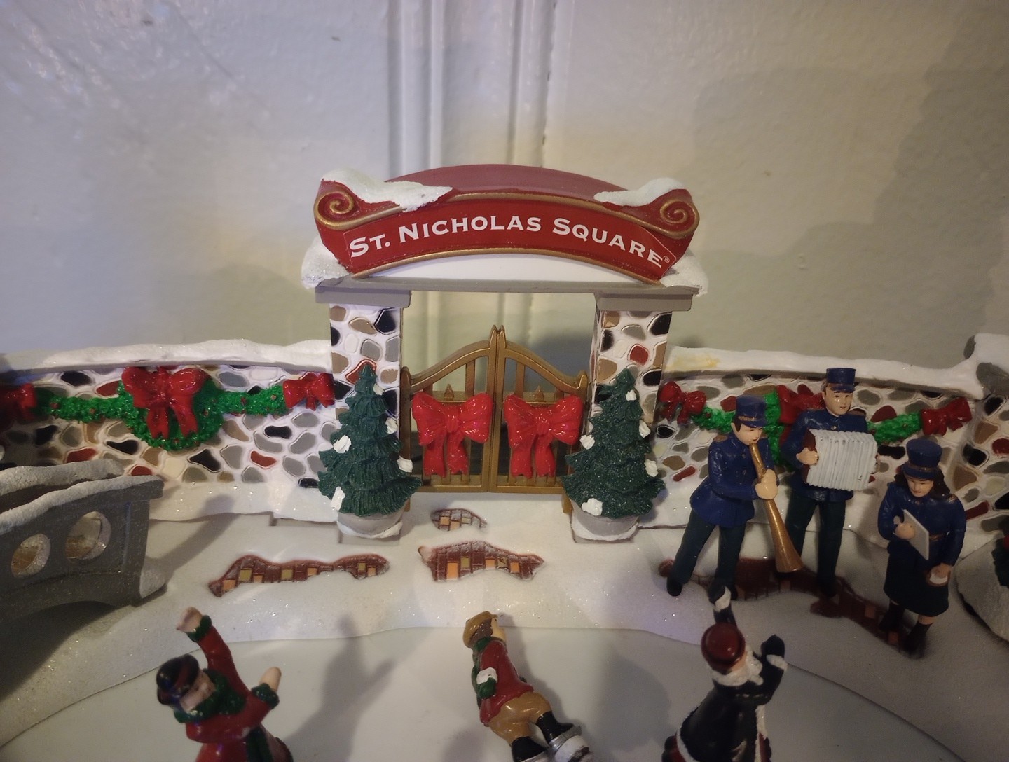 St. Nicholas Square Skating Scene The Village Collection In Box KOLHS