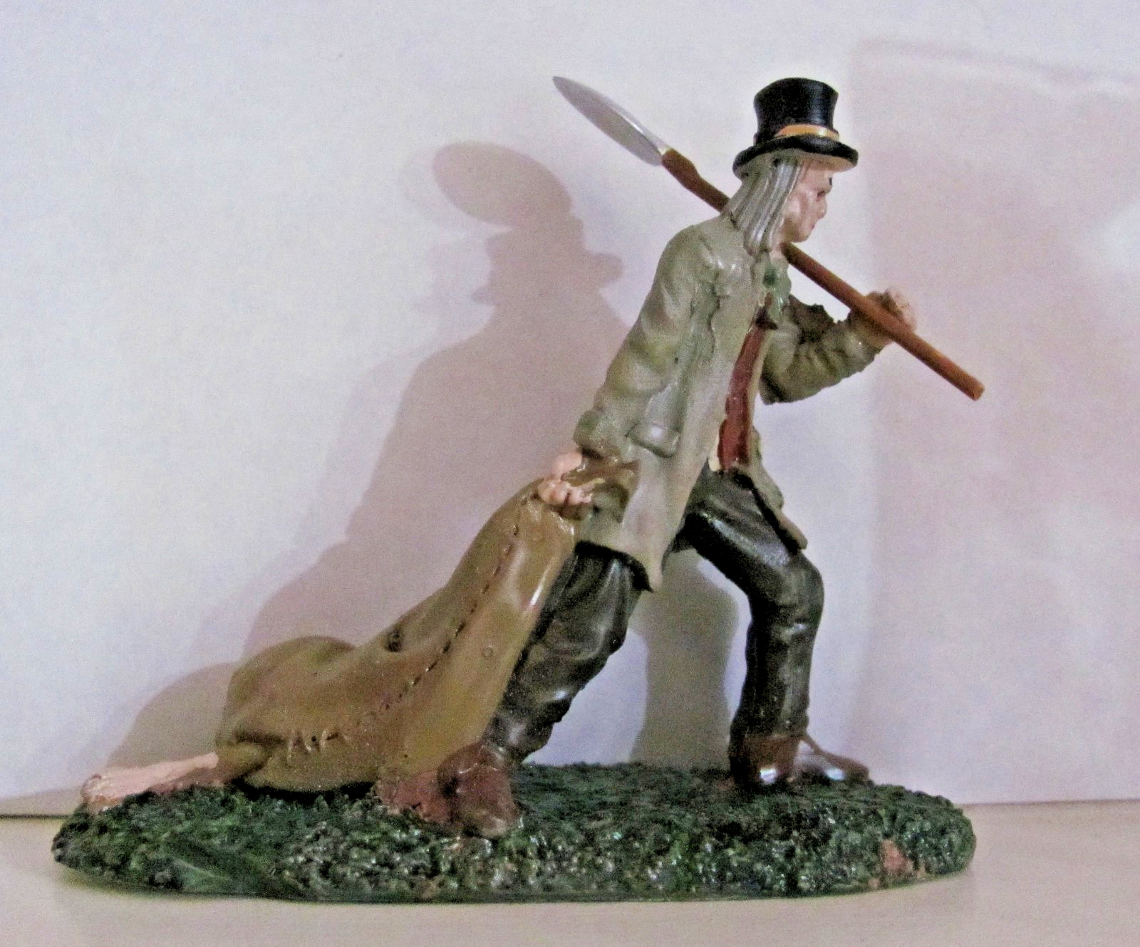 Lemax Spooky Town Figurine – Grave Digger & Body Bag #32196