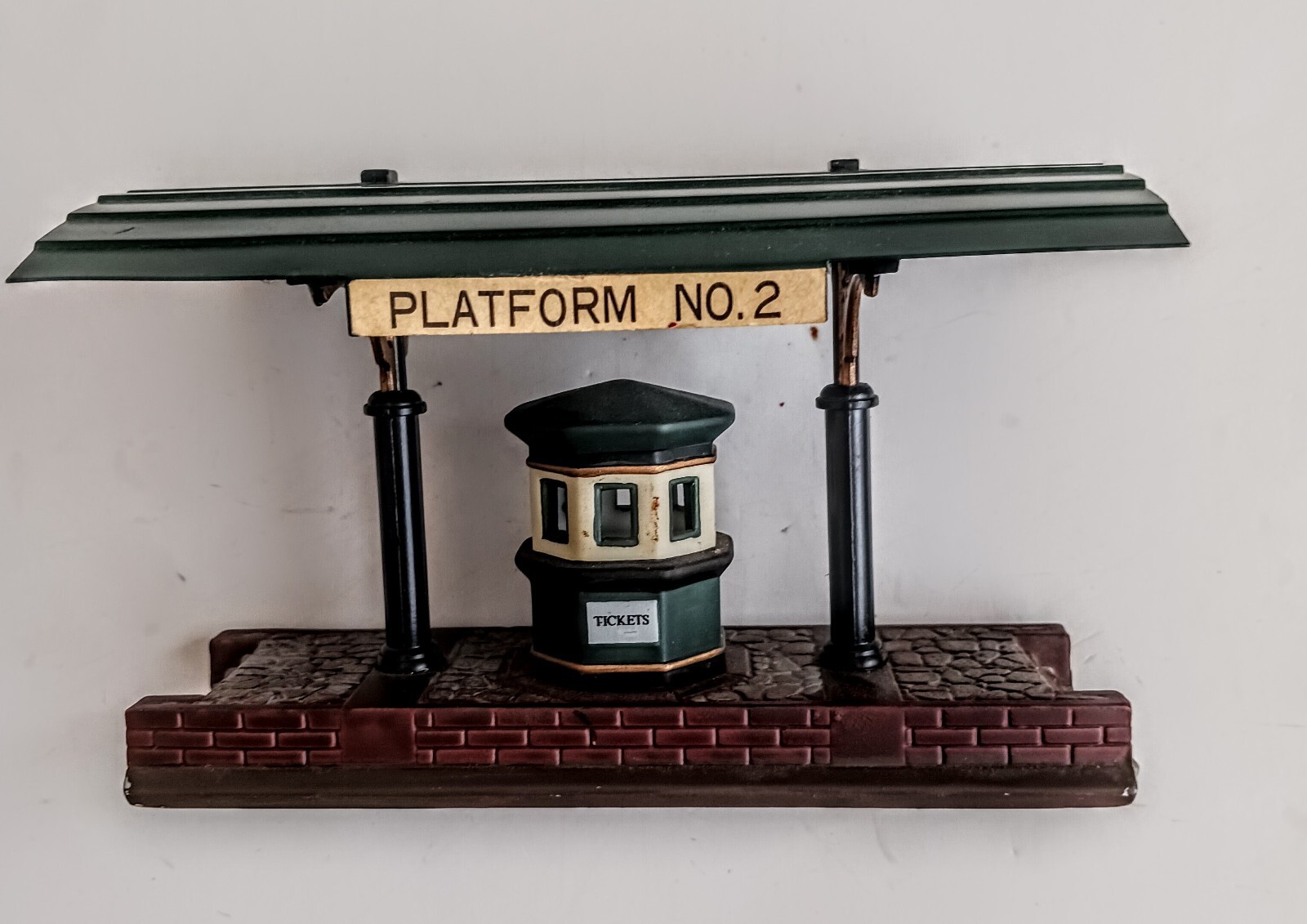 DEPARTMENT 56 HERITAGE VILLAGE COLLECTION TRAIN PLATFORM 1-2