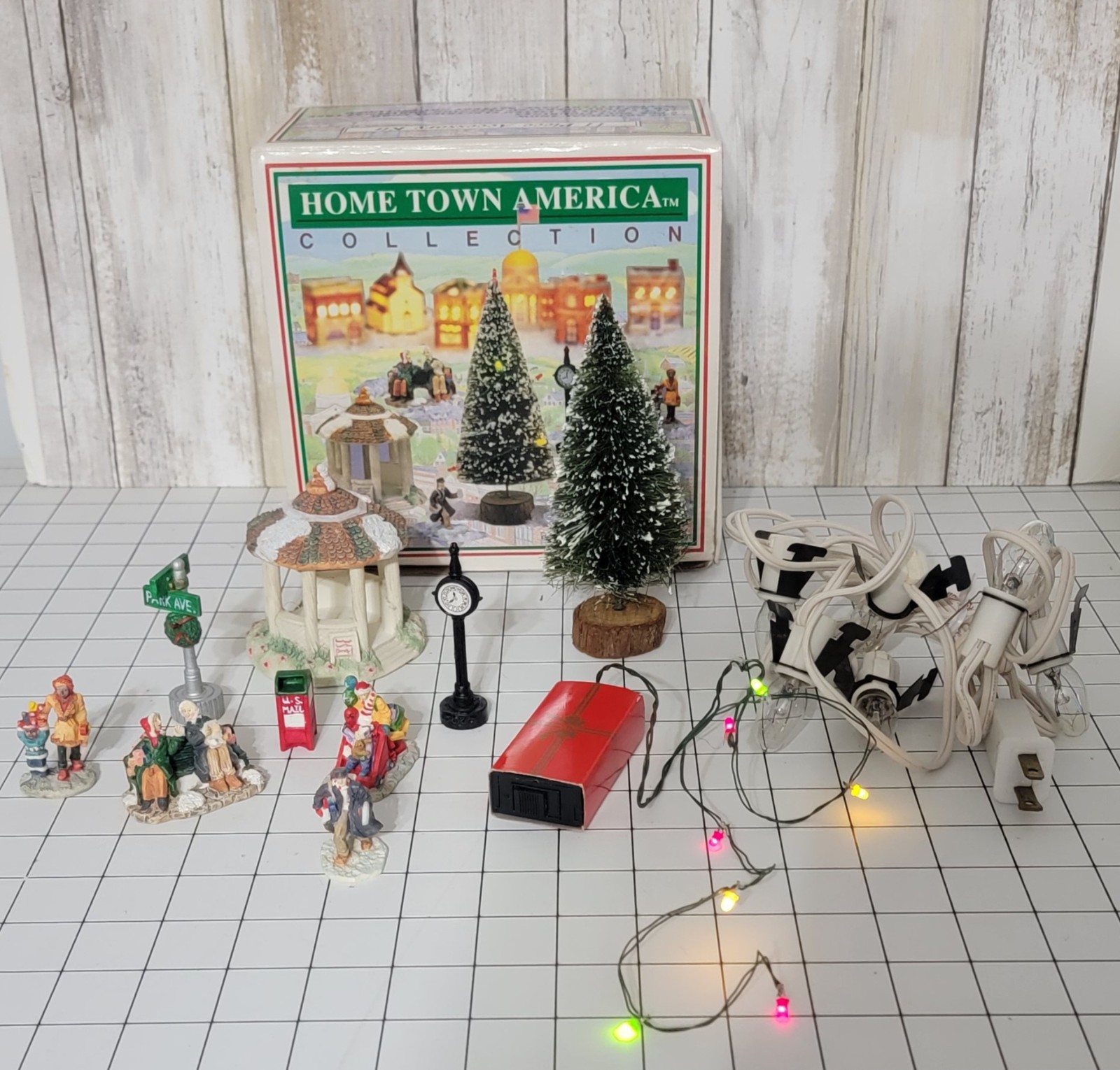 Home Town America Collection Christmas Village 1993 Accessory Kit Villagers