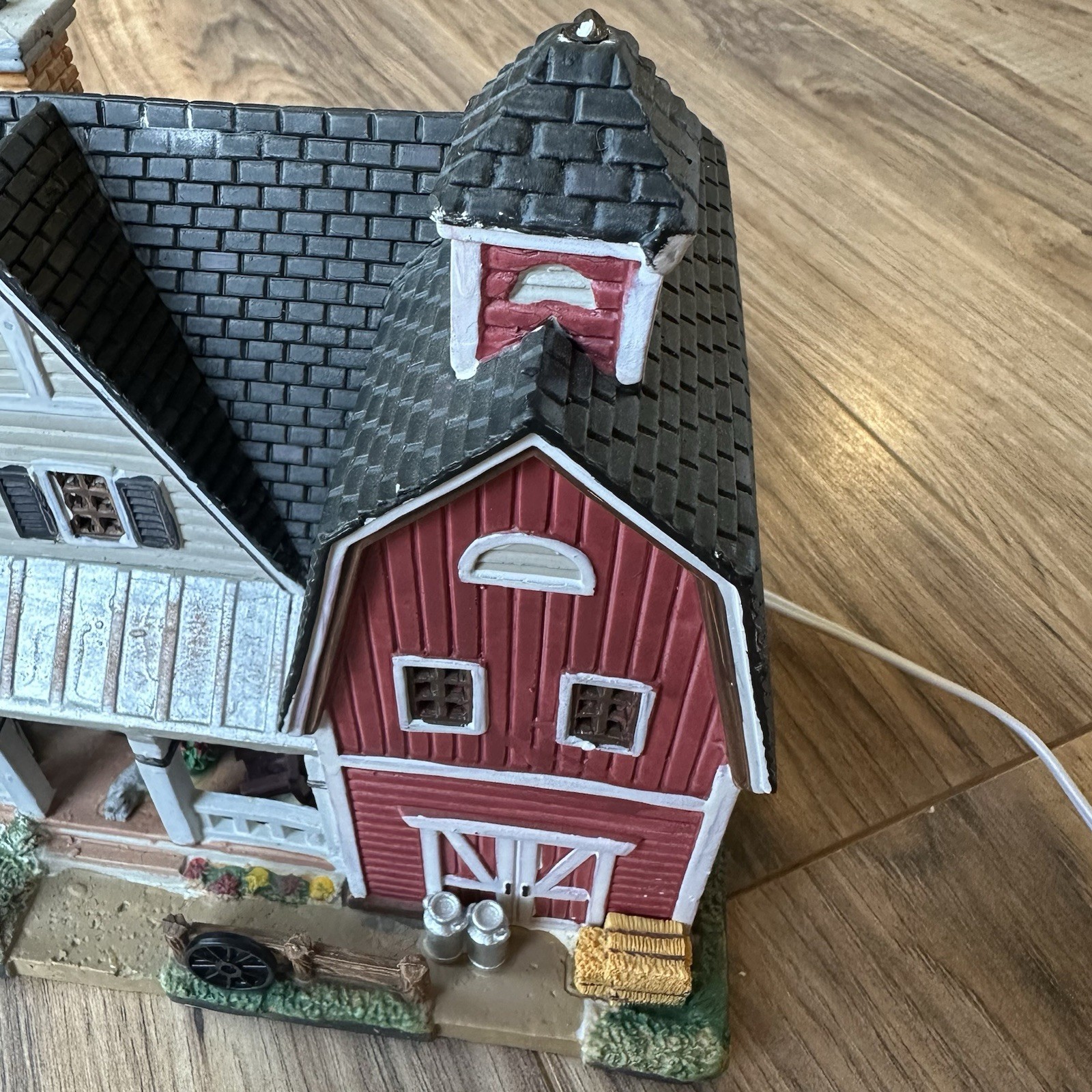 2015 LEMAX # 55951 LIGHTED BUILDING ‘FARMHOUSE’ CHRISTMAS VILLAGE With BOX