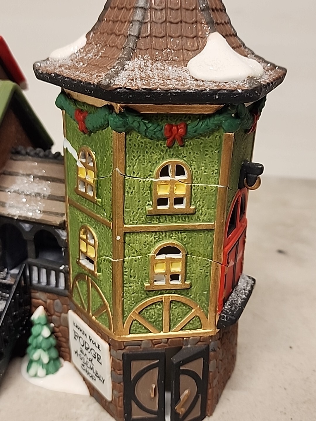 Department 56 Elfin Forge and Assembly Shop North Pole Series 56384 MS1