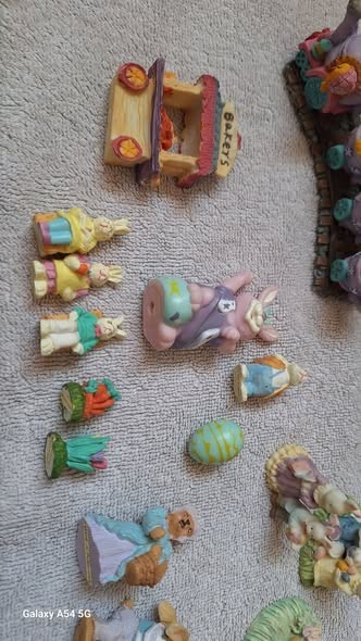 EASTER VILLAGE RESIN FIGURINES (LOT OF 20) ASSORTED FIGURINES