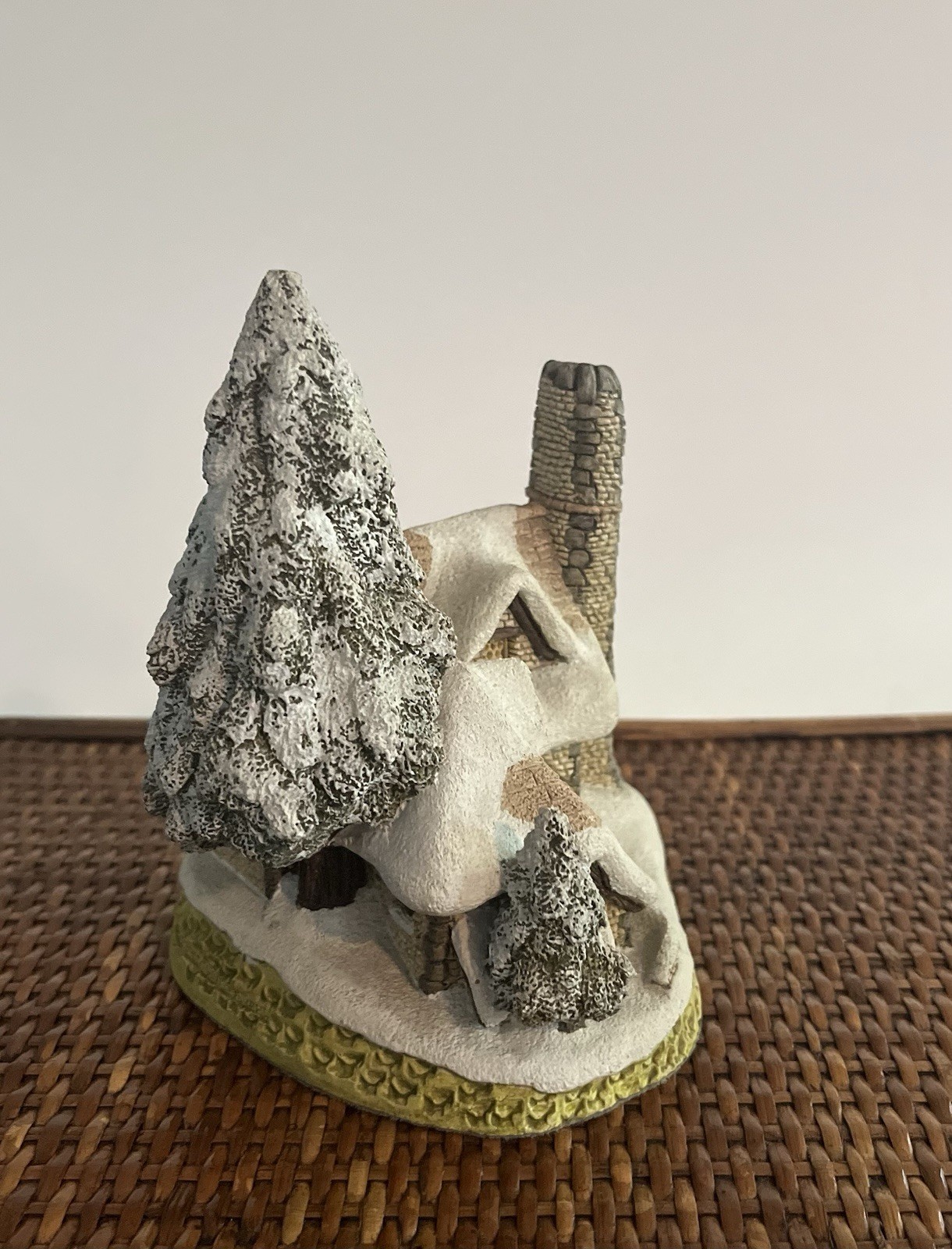 Snow Cottage – 1984 David Winter – Includes Original Box – Open Box