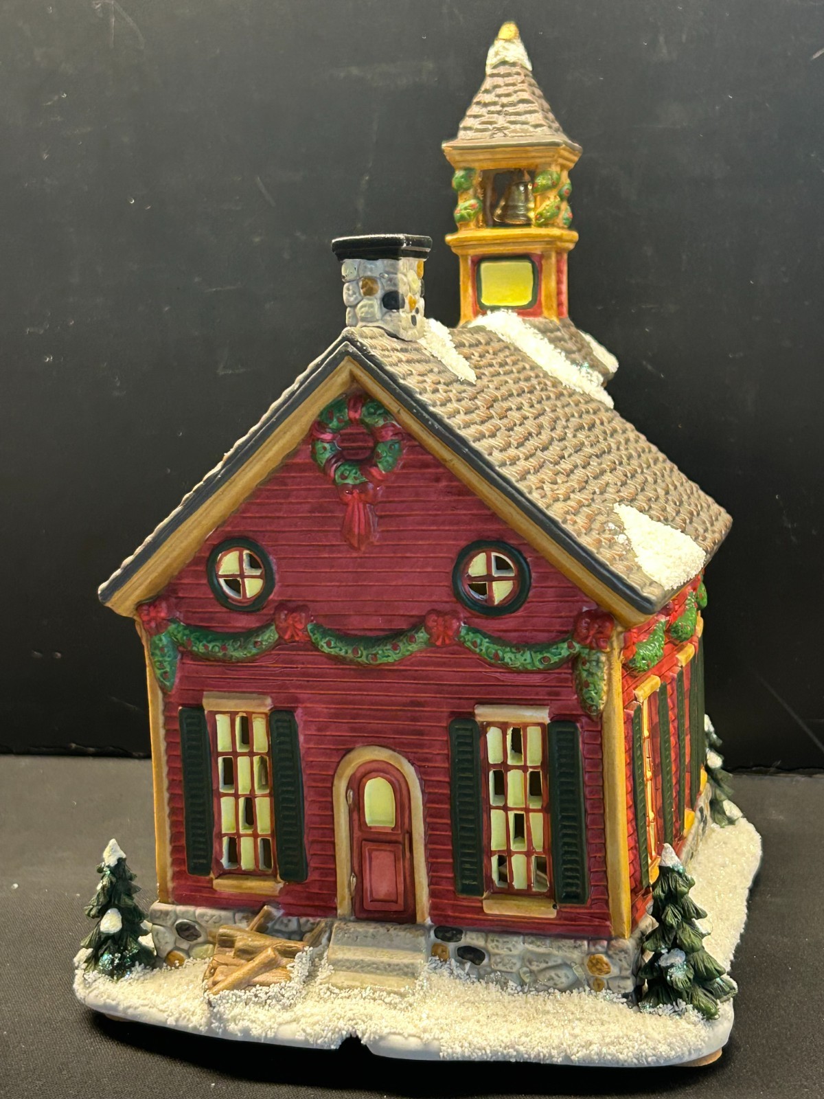 🎄🎄 St Nicholas Square Lighted Berrywood School House W/ 2 Extra figures