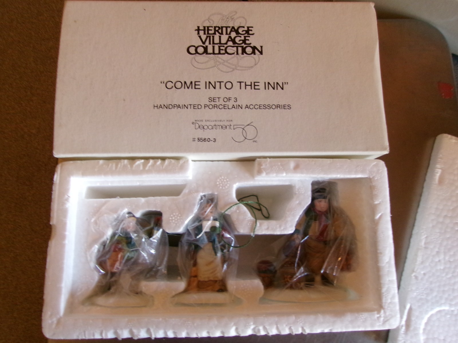 DEPARTMENT 56 HERITAGE VILLAGE “Come Into the Inn” #5560-3 IN THE BOX 2
