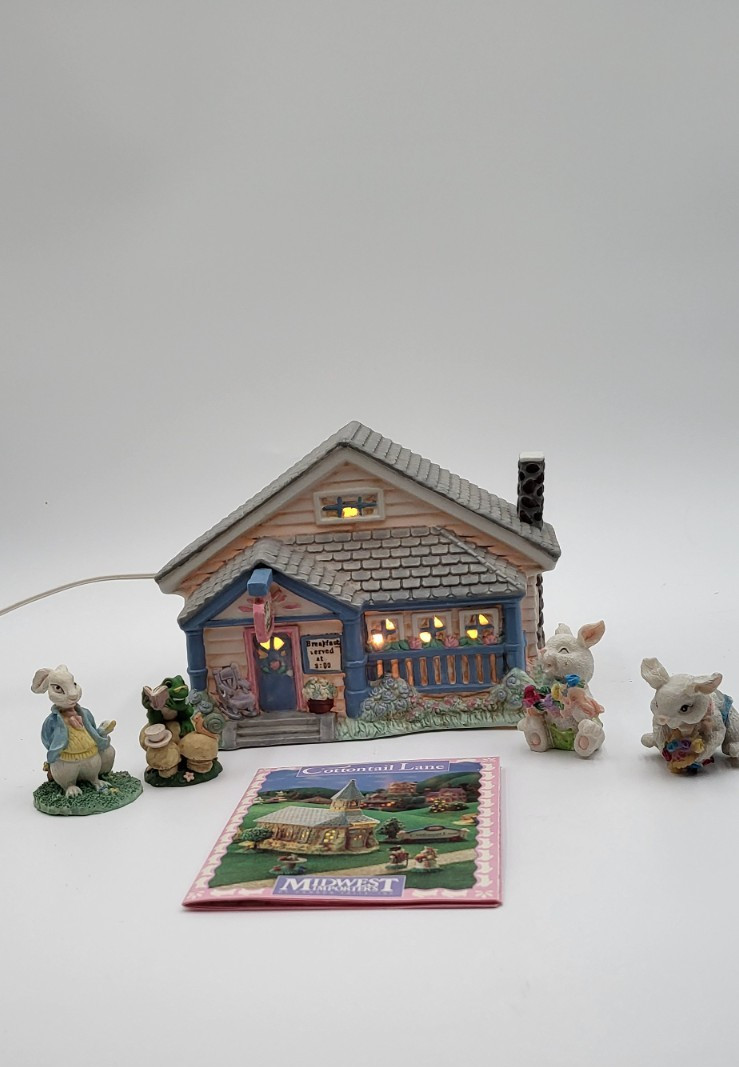 Vtg Midwest Importers Cottontail Lane Bed & Breakfast w/2 Figures. IOB Mint 1993