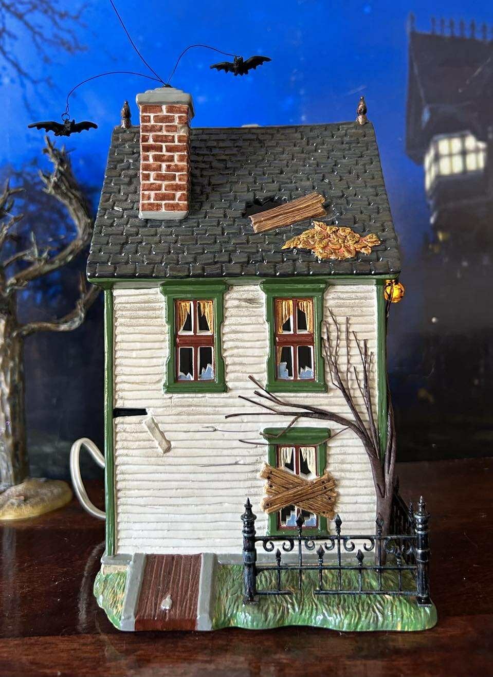 DEPT 56 Snow Village Halloween SPOOKY FARMHOUSE plus STRANGERS BEWARE! Lights!