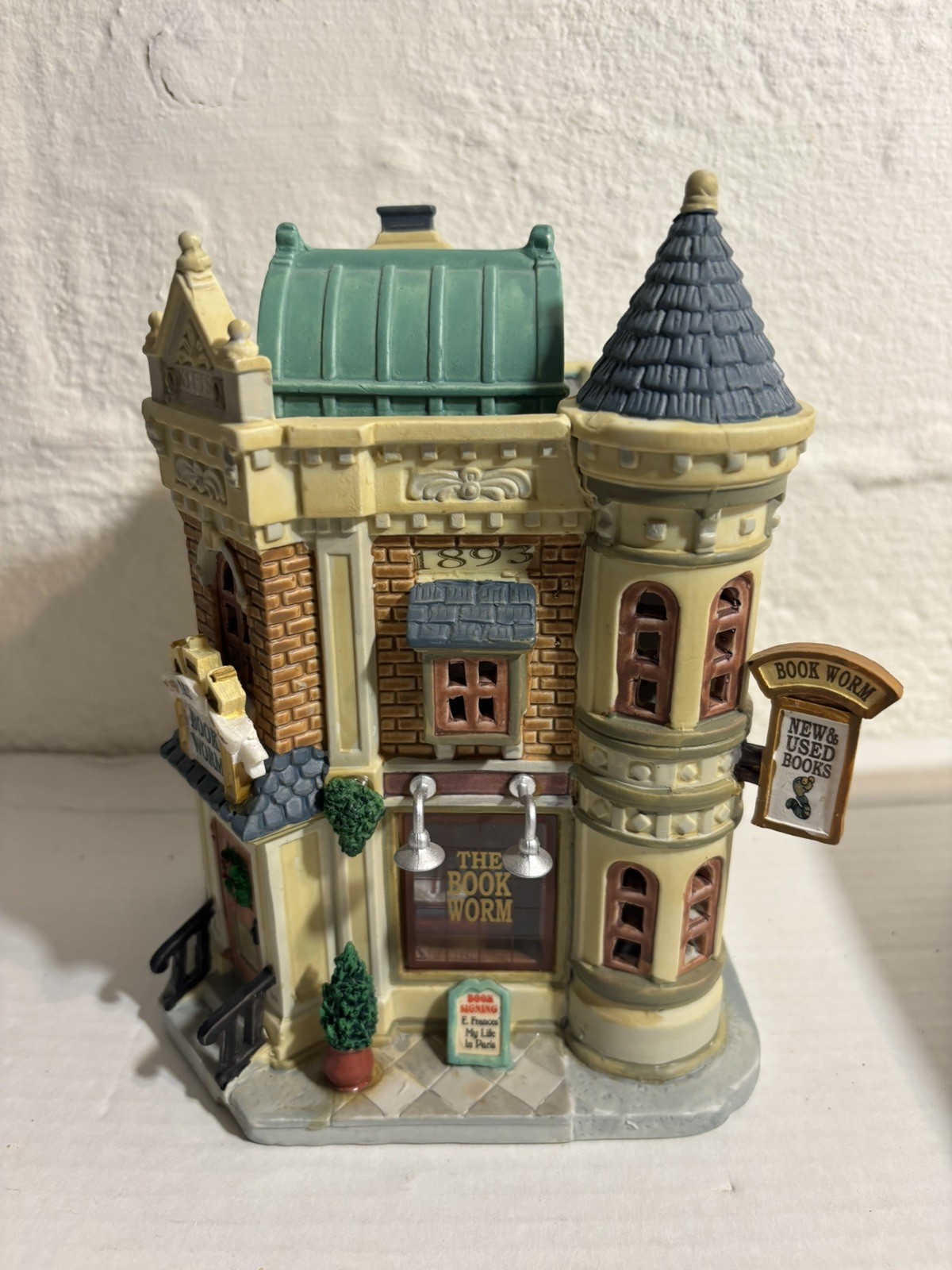 2009 Lemax Coventry Cove The Book Worm Christmas Village lighted #95876