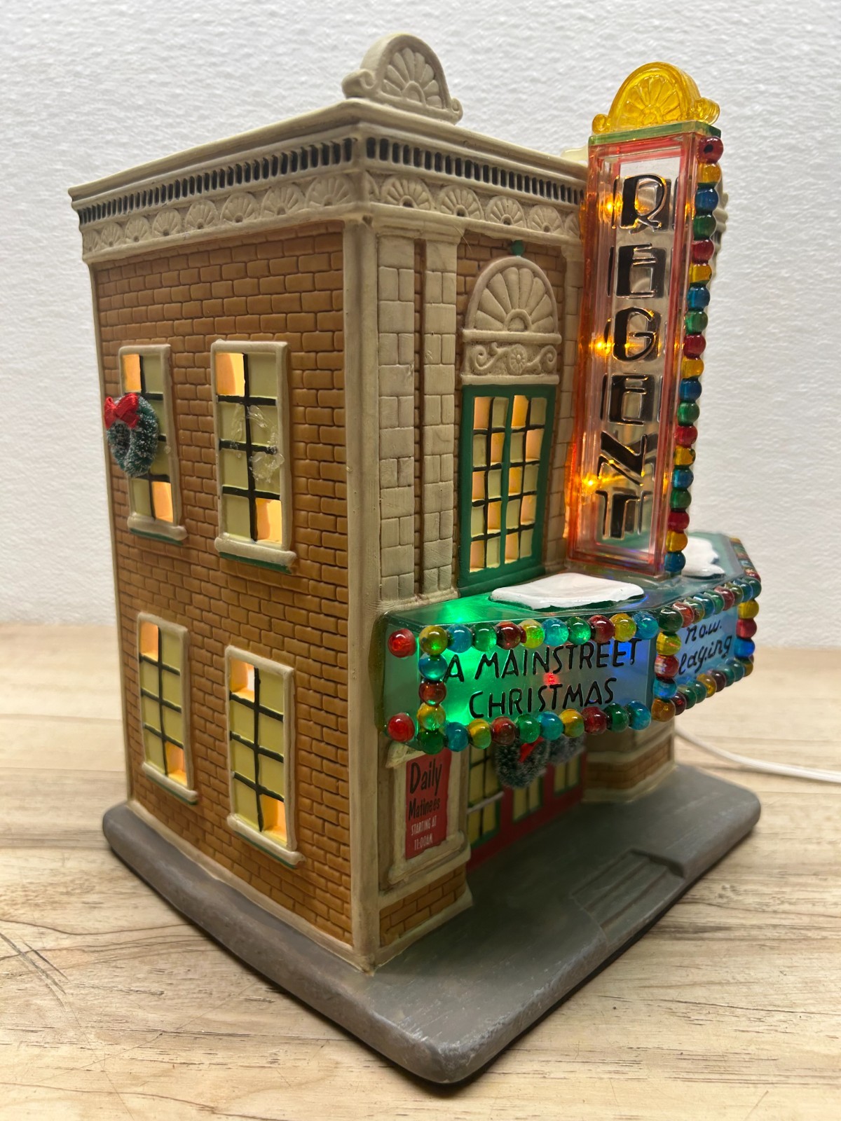 2005 Holiday Time Snow Village Ceramic Retro Theater With Color Changing Marquee