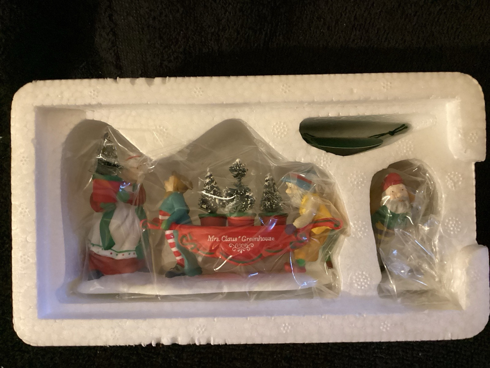 DEPT 56 HERITAGE VILLAGE SERIES “DELIVERING THE CHRISTMAS GREENS” BRAND NEW