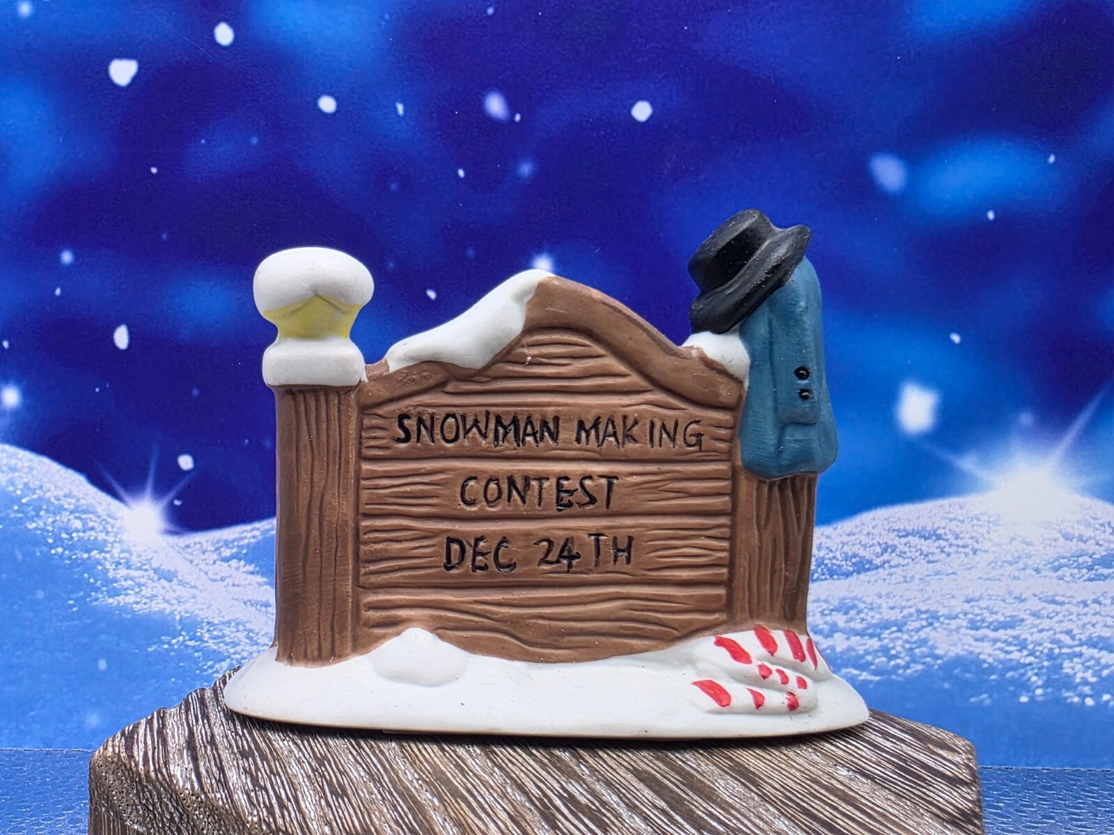 CHRISTMAS VILLAGE “SNOWMAN MAKING CONTEST DEC 24TH” SIGN 2.25IN TALL 3IN WIDE