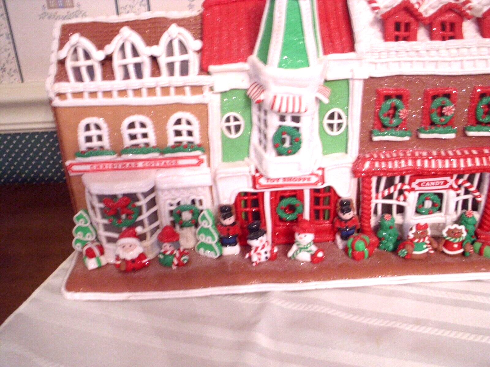 KURT ADLER-10″H- B/O LED GINGERBREAD SANTA’S VILLAGE STORES TABLETOP-NEW IN BOX