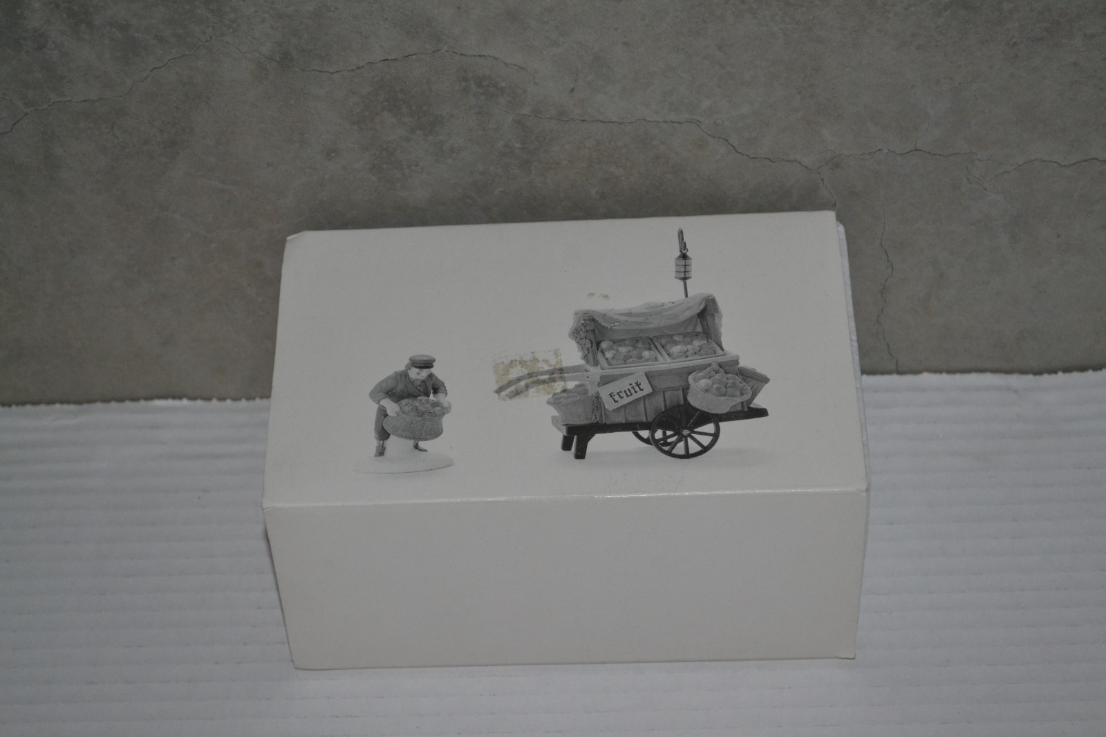 Dept 56 Heritage Village Chelsea Market Fruit Monger & Cart 5813-0