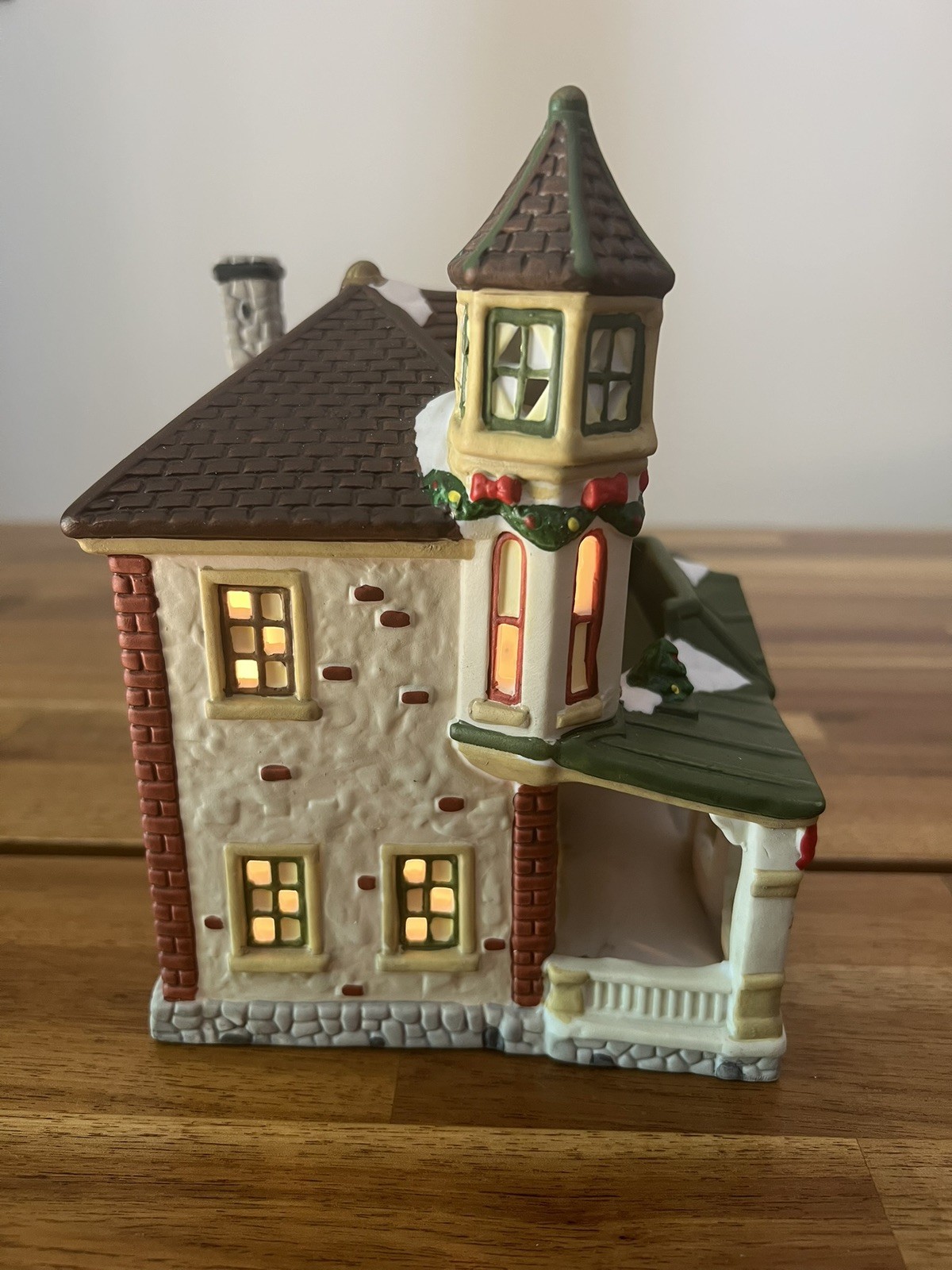 1997 St. Nicholas Square Christmas Village Illuminated, Walker’s Point *SEE DESC