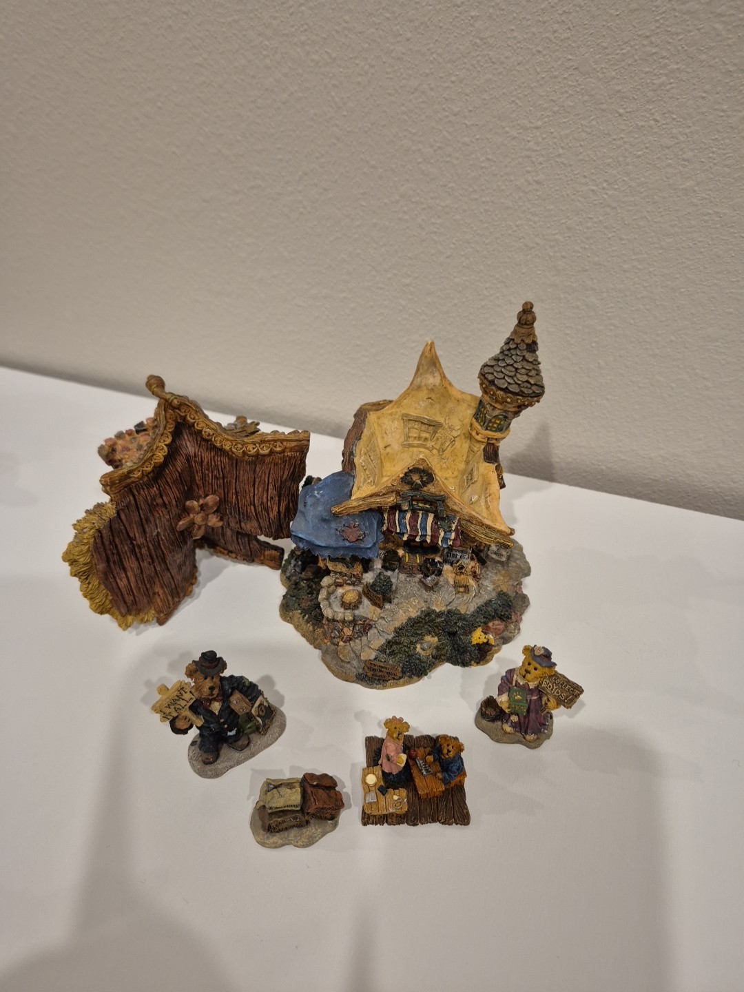 Lot 8 Boyds Town Bearly Built Villages & 31 Mini Figuries