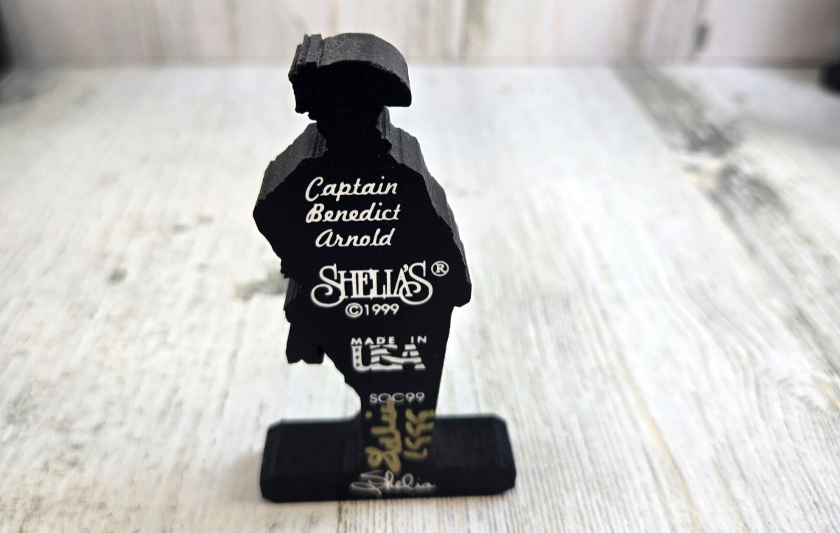 Shelia’s Collectibles Captain Benedict Arnold Accessorie Shelf Sitter Signed