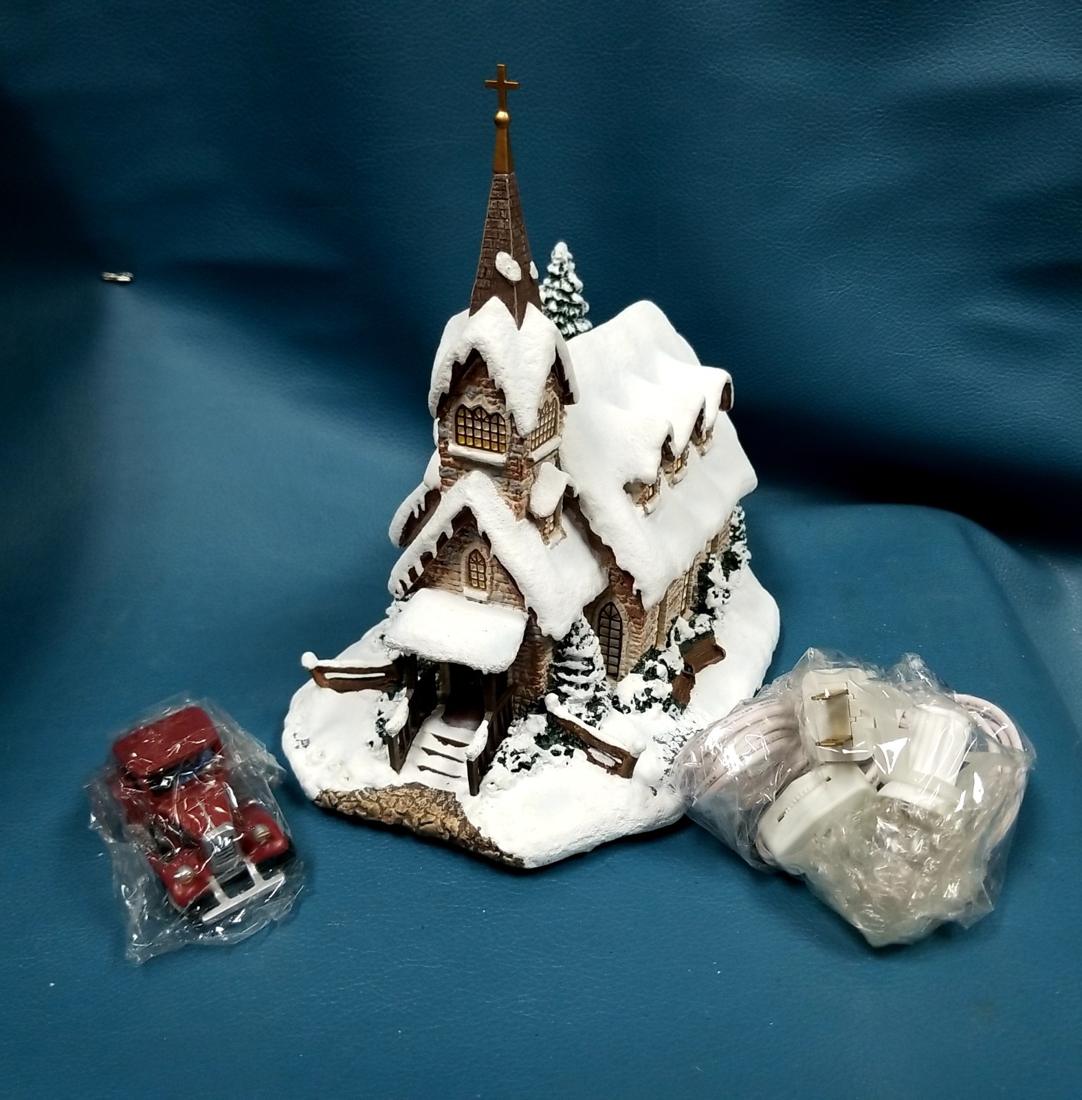 Thomas Kinkade Hawthorne Village Light of Hope Church Christmas House in Box