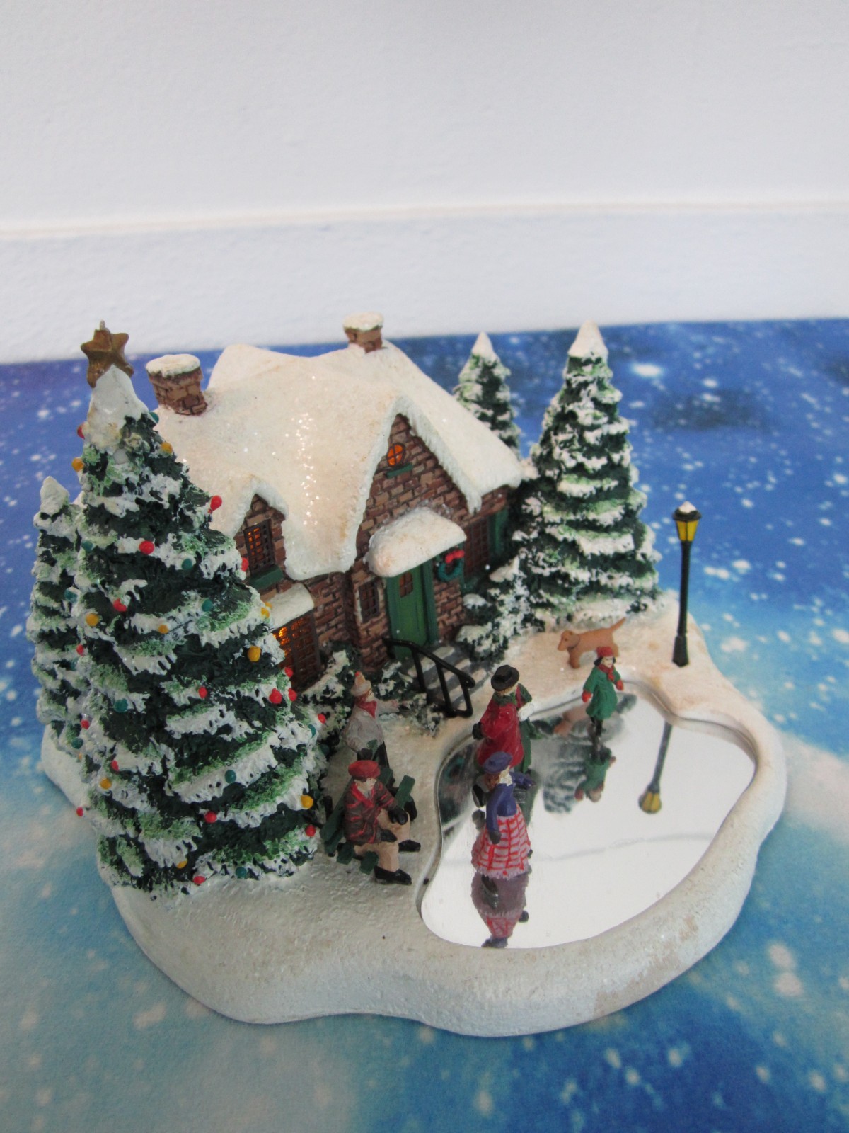 2004 Thomas Kinkade Skater’s Pond Lighted Christmas Village House Teleflora