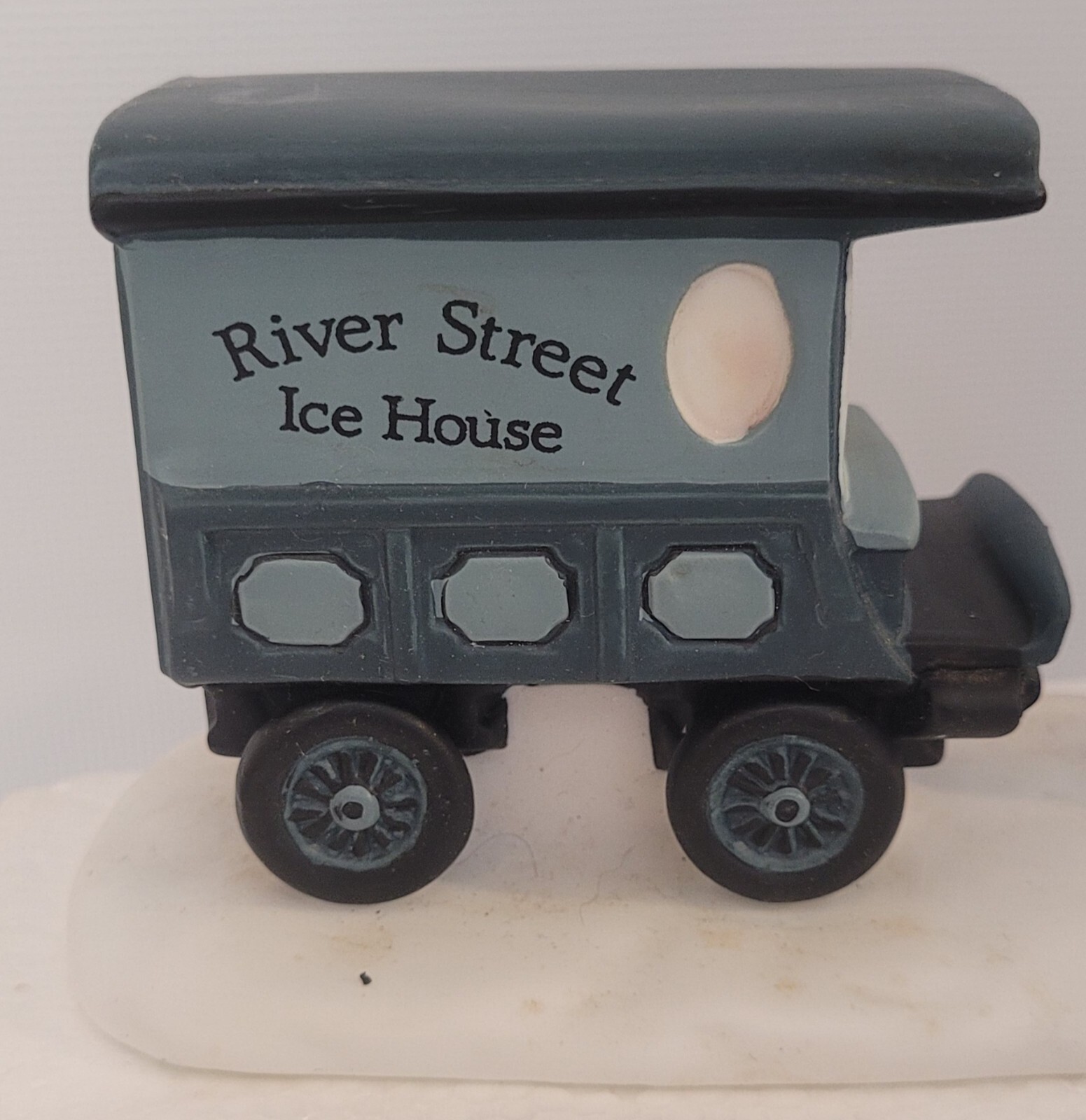 Dept 56 Christmas in the City Heritage-River Street Ice House Cart #5959-5