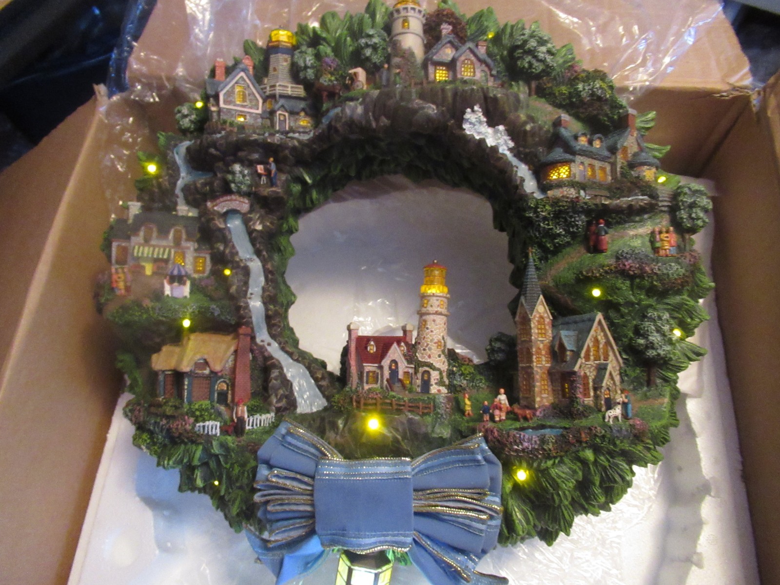 Thomas Kinkade Seaside Village Illuminated 15″ Christmas Wreath 2006