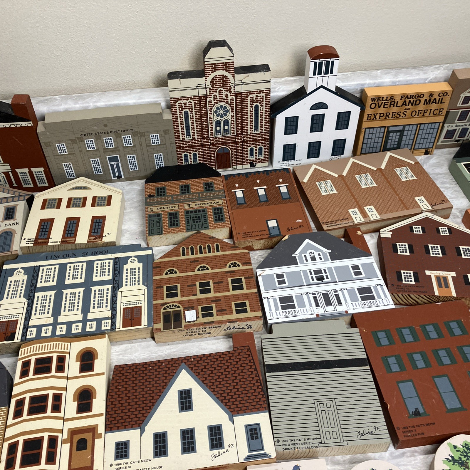 Lot of 90 Pcs The Cat’s Meow Village Collectibles Faline Wooden Houses 80 – 90’s