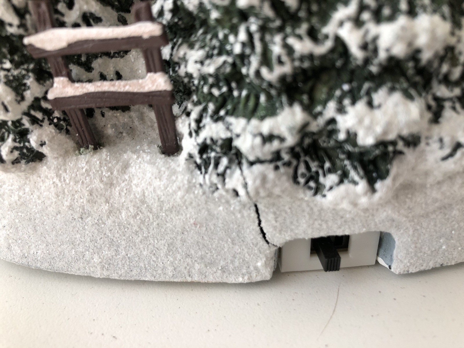 Thomas Kinkade Teleflora Illuminated Christmas Village Family Tree Resin Display