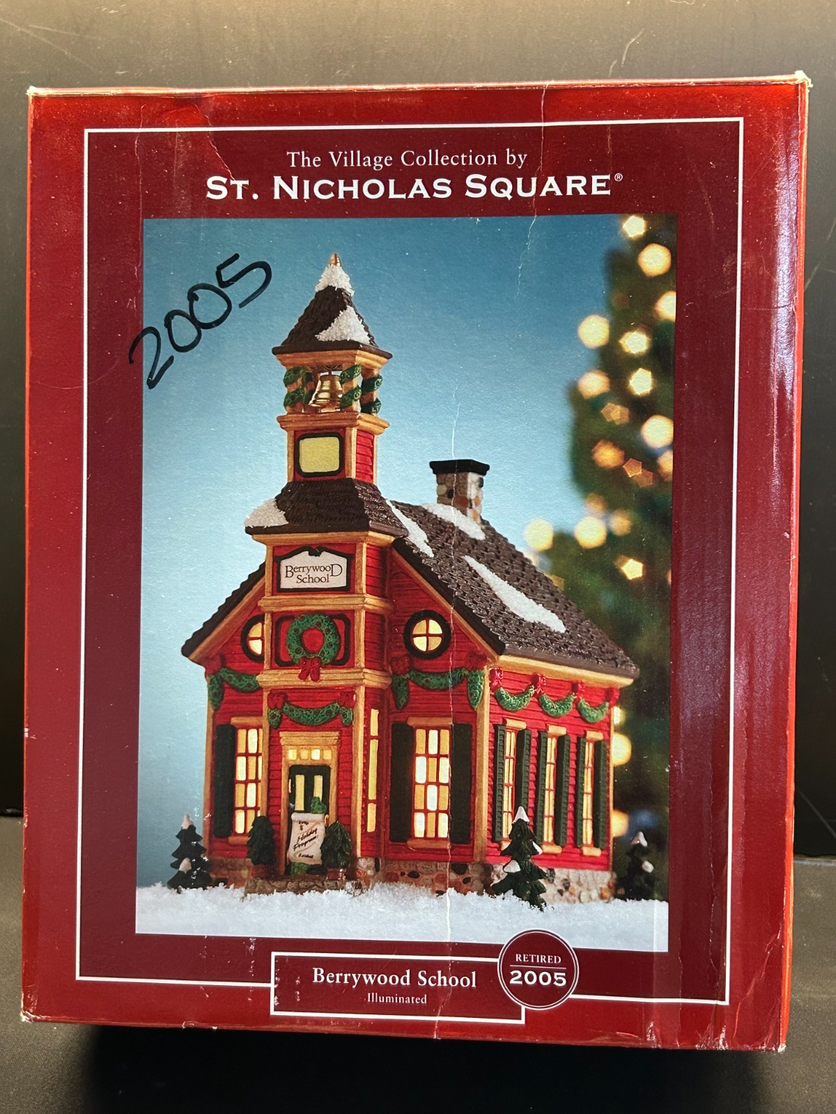 🎄🎄 St Nicholas Square Lighted Berrywood School House W/ 2 Extra figures
